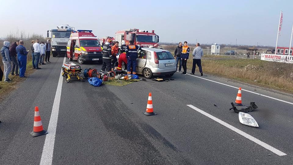 Accident în Timiș. Un șofer de 22 de ani a trimis trei oameni la spital, după ce a întors fără să se asigure