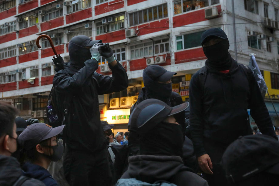De Revelion, la Hong Kong s-au ciocnit cocktailuri Molotov