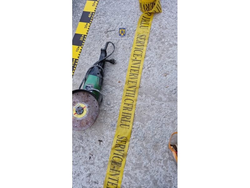 Angajați CFR Marfă, suspectați că furau piese de locomotivă și motorină. Percheziții în București și patru județe