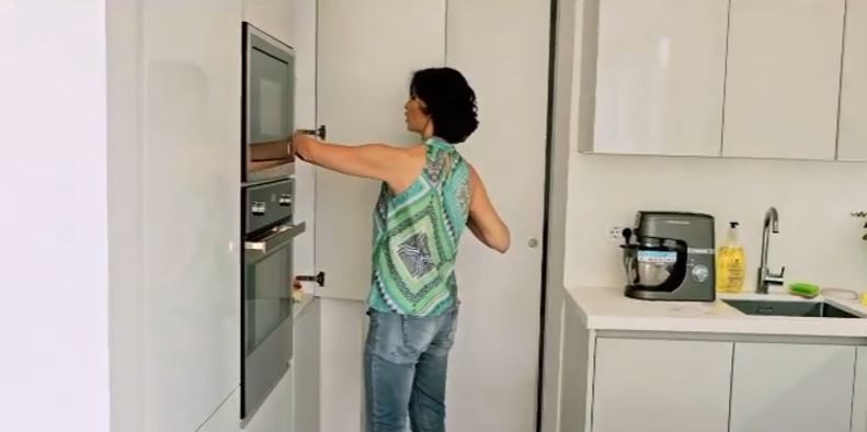 Imagini din apartamentul în care Ramona Bădescu locuiește în Italia. Are o bucătărie impresionantă, iar pe terasă a plantat lămâi și mandarini