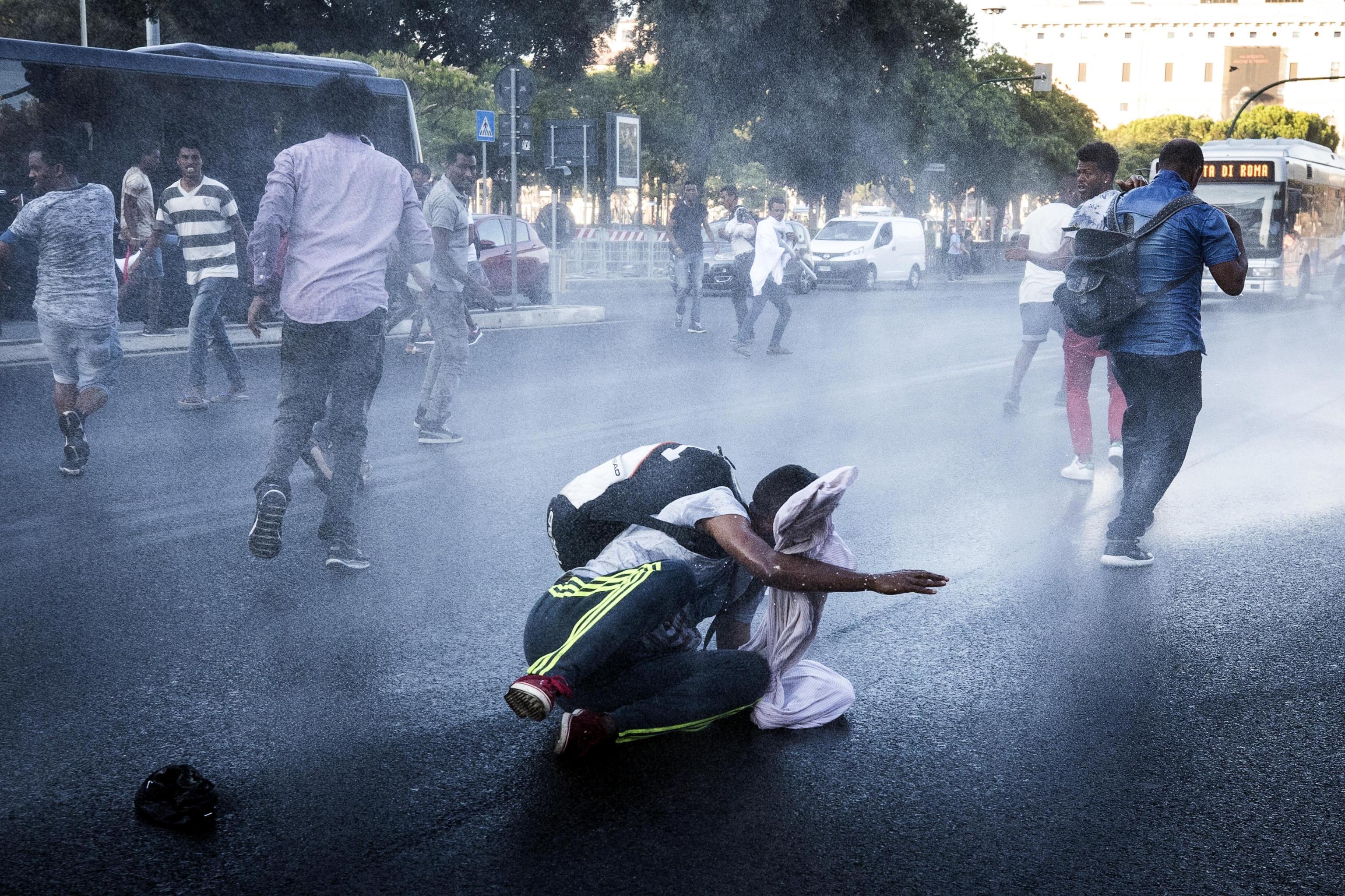 FOTO | Violențe la Roma, între poliție și refugiații care au ocupat o piață