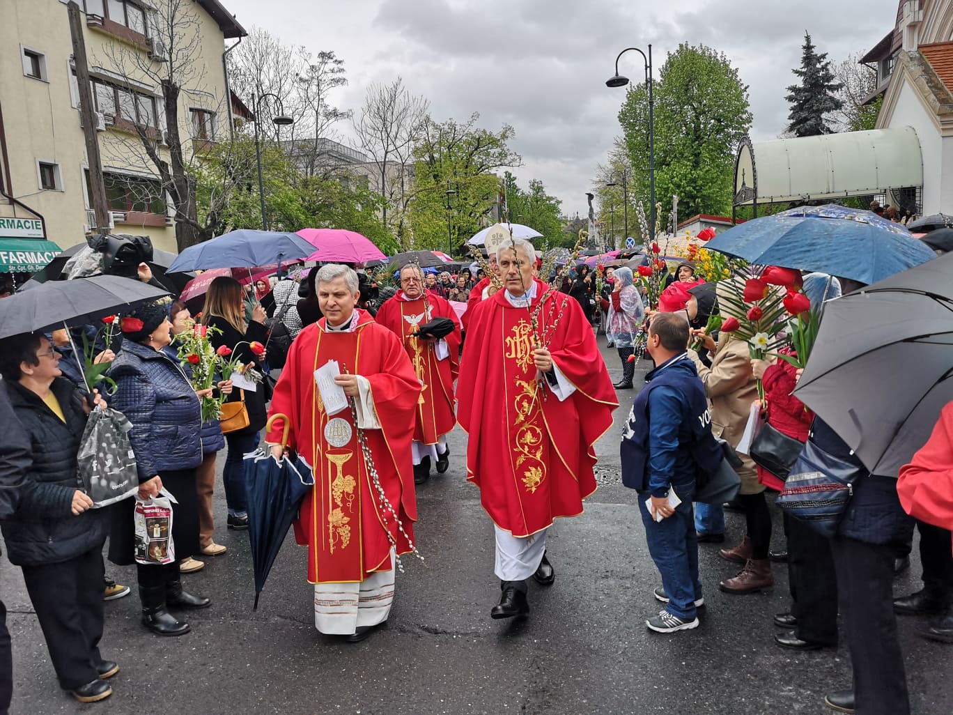 FOTO & VIDEO / Catolicii sărbătoresc azi Floriile. Procesiunea de pe străzile Capitalei s-a desfășurat pe ploaie