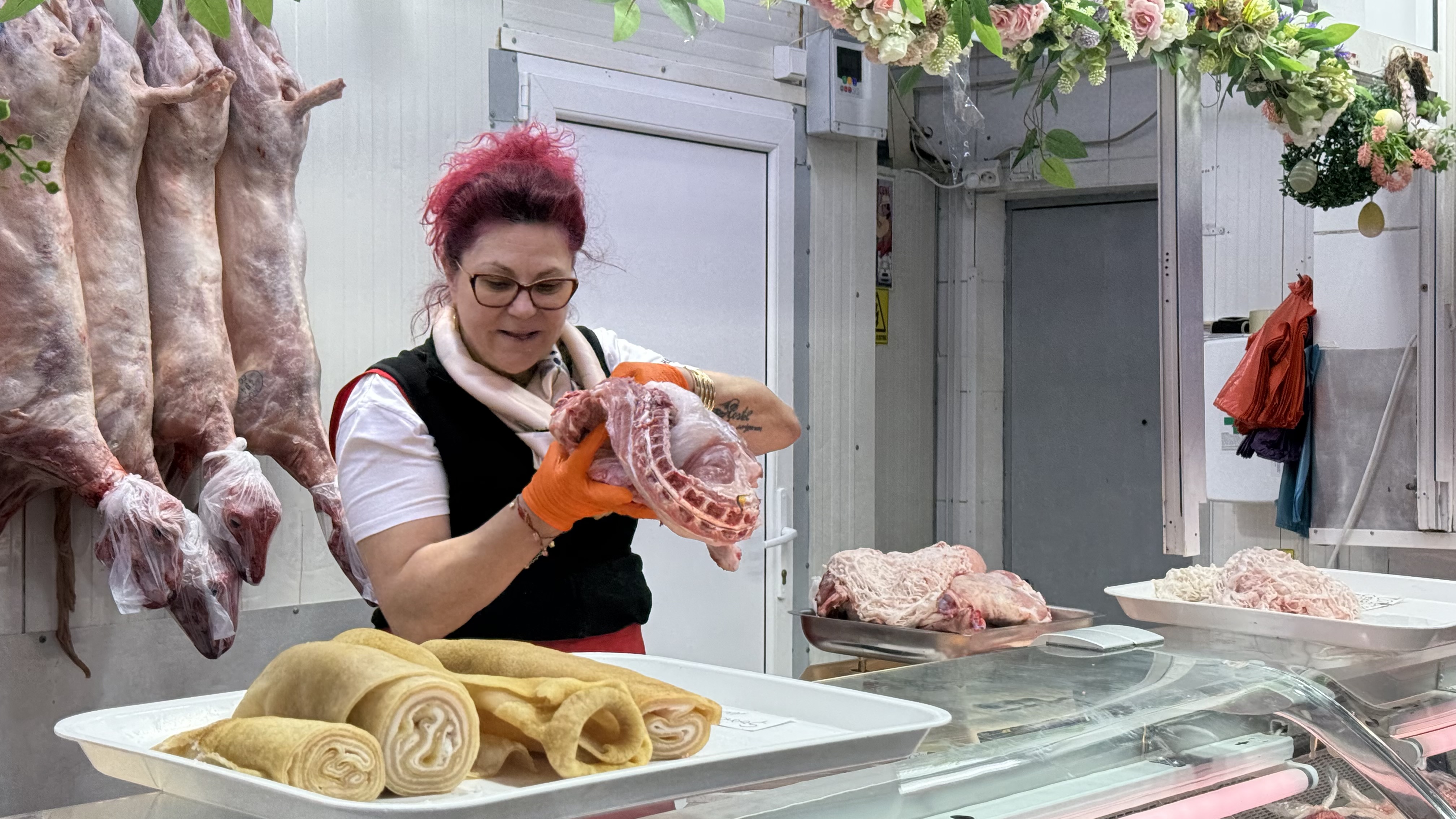 Cum își pregătesc comercianții marfa pentru masa de Paște: „Oamenii vor calitate. Avem miel de Dobrogea. Sperăm să vindem tot”