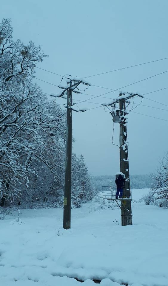13 localităţi din județul Sibiu nu au curent electric, după viscol. "Intervenţiile sunt îngreunate de accesul dificil"