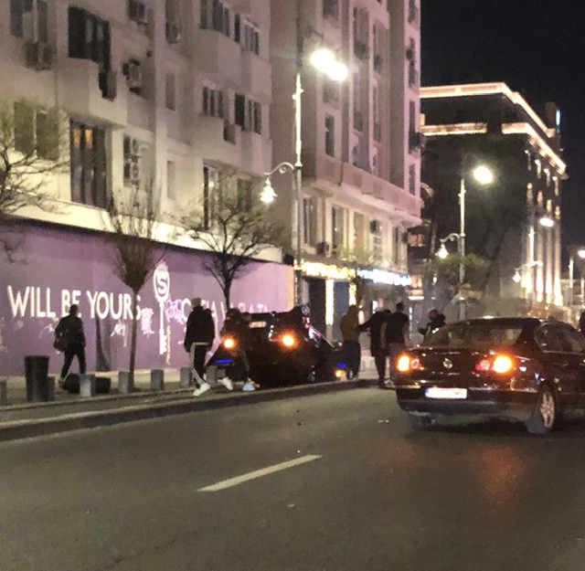 O maşină s-a răsturnat pe Calea Victoriei din Bucureşti. Alte două mașini, implicate în incident