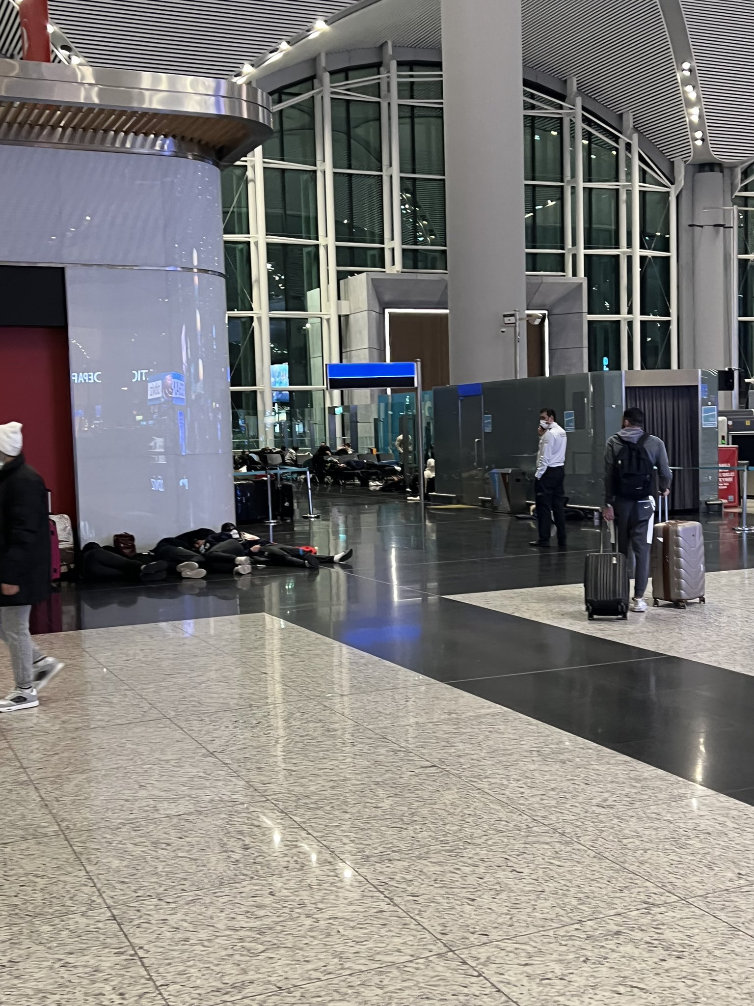 VIDEO | Cel mai mare aeroport din Europa a devenit cel mai mare „dormitor comun” de pe continent