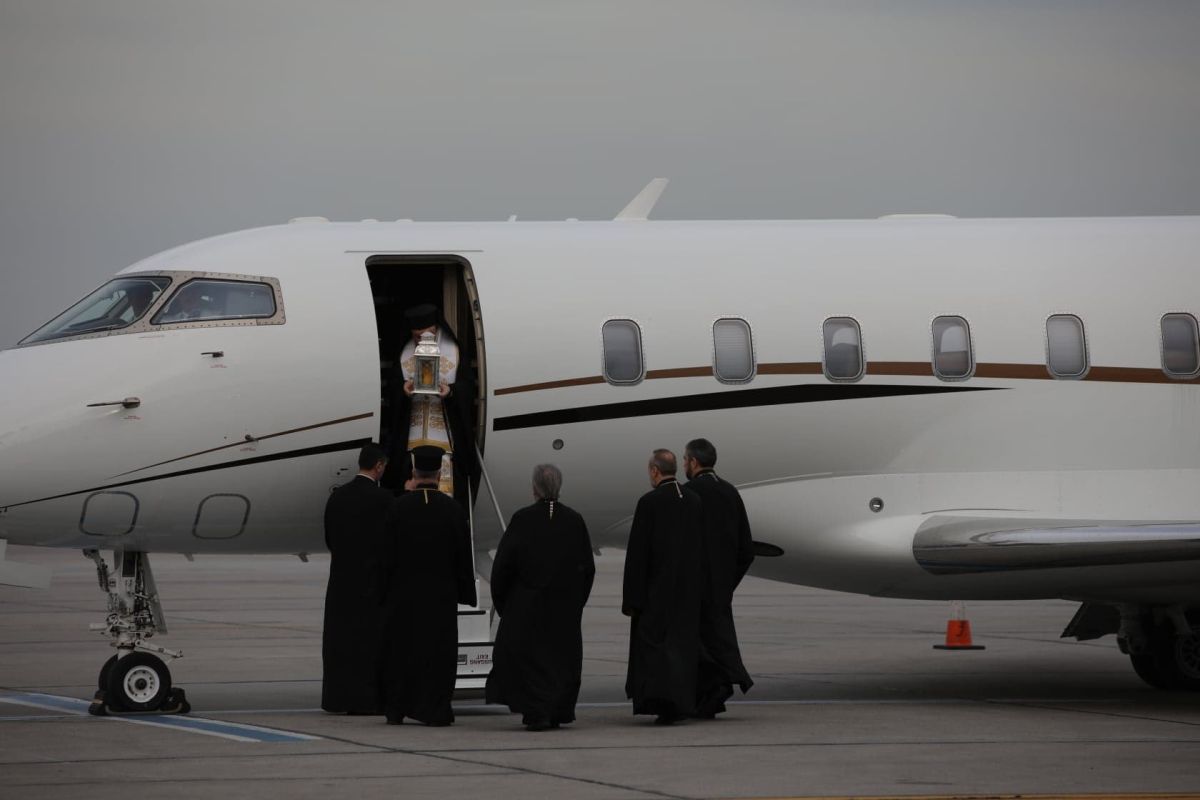 FOTO & VIDEO | Sfânta Lumină de la Ierusalim a ajuns în România, cu un avion special