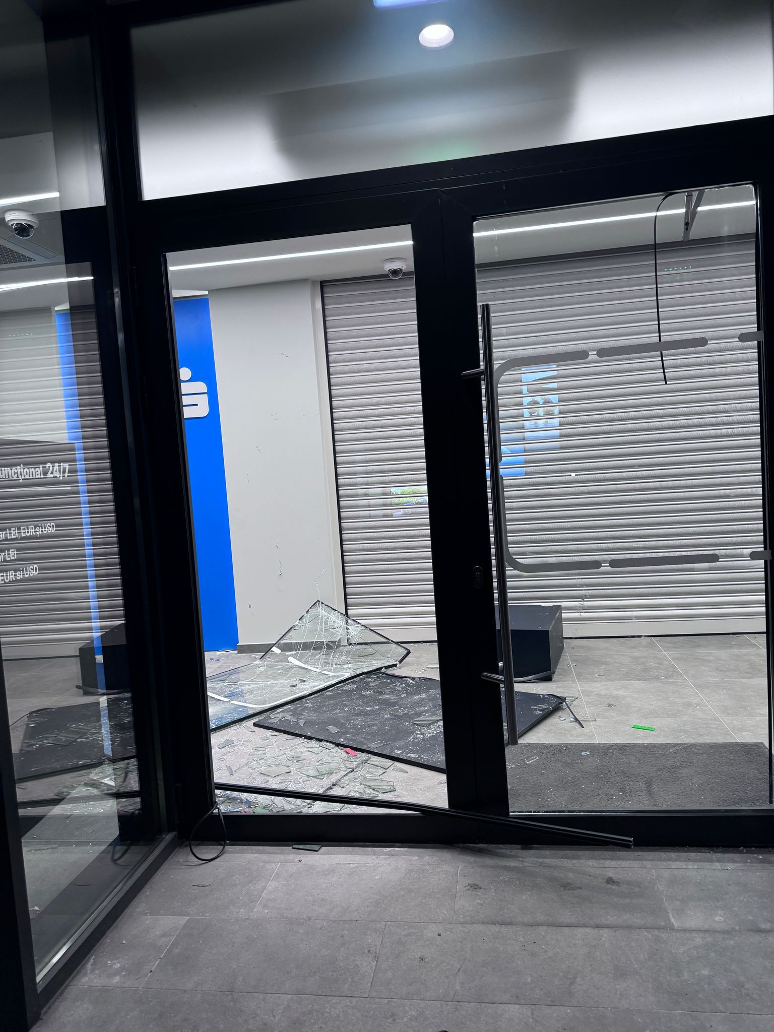 Un cetățean din Grecia a făcut scandal și a spart un geam într-o sucursală BCR din București. A fost încătușat după puțin timp