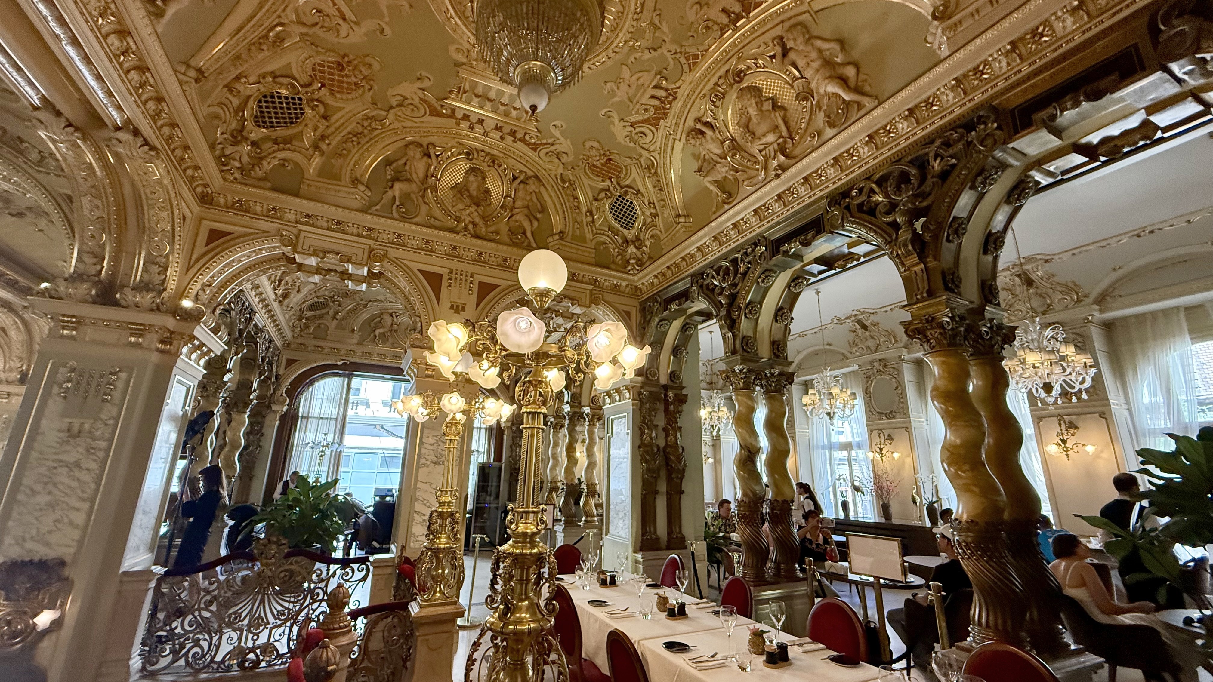 Cafeneaua unde turiștii stau și o oră la coadă. Este considerată cea mai frumoasă din lume și are prețuri pe măsură