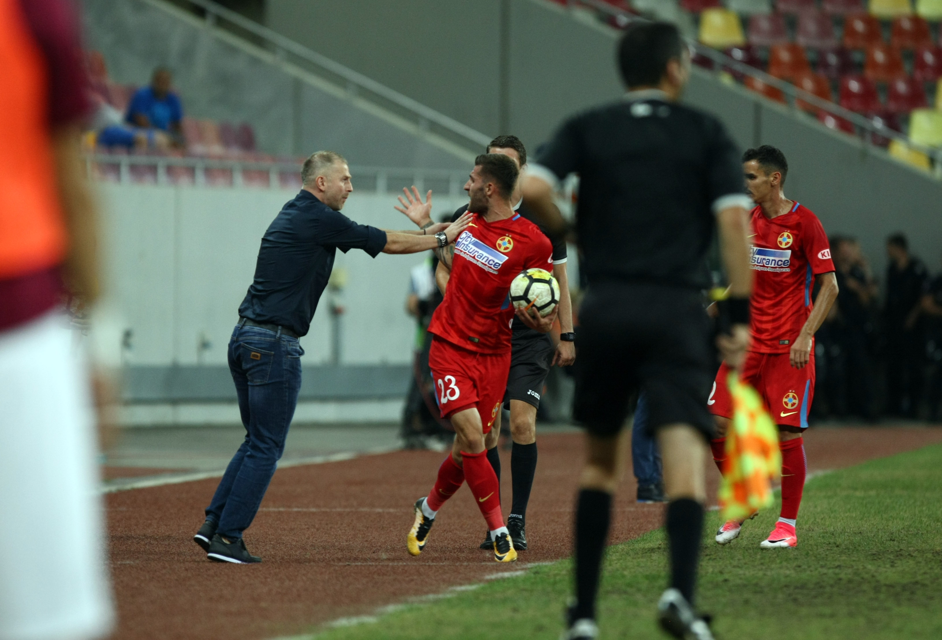Liga 1, etapa a 6-a: FCSB - Astra 1-1. Conflict între Iordănescu şi Popescu. Teixeira, accidentat. Golofca, gol nevalidat. Gazonul, execrabil. Reacţii | FOTO & VIDEO