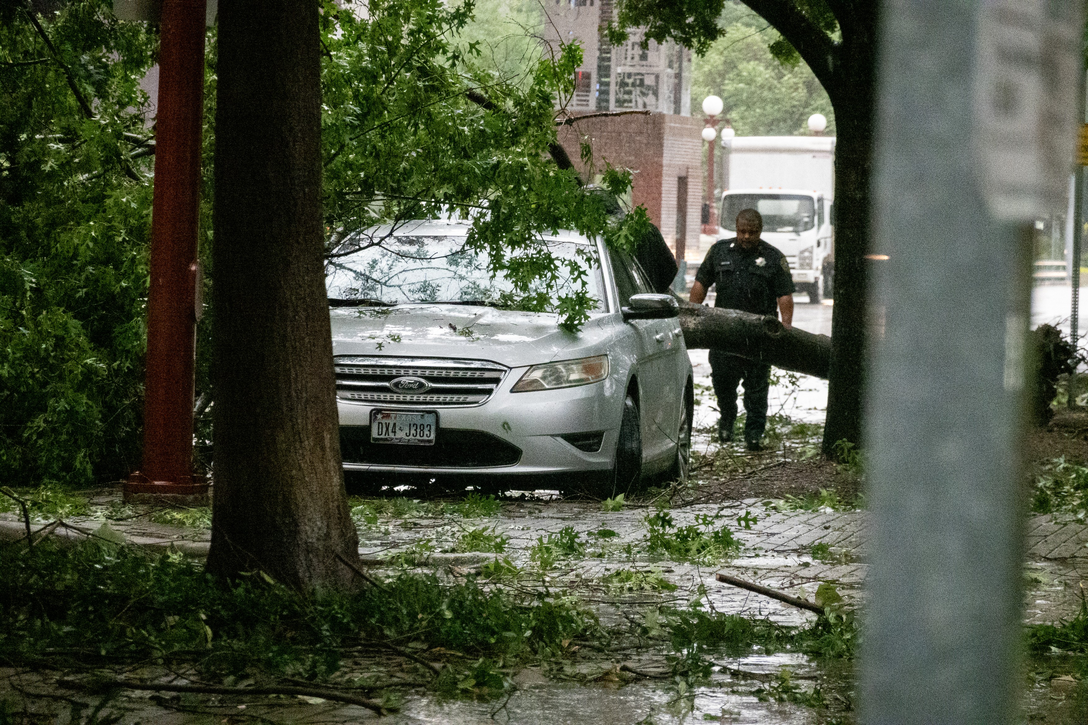 Furtunile violente au ucis 4 persoane în Houston, au avariat clădiri și au lăsat în beznă un milion de locuințe | VIDEO