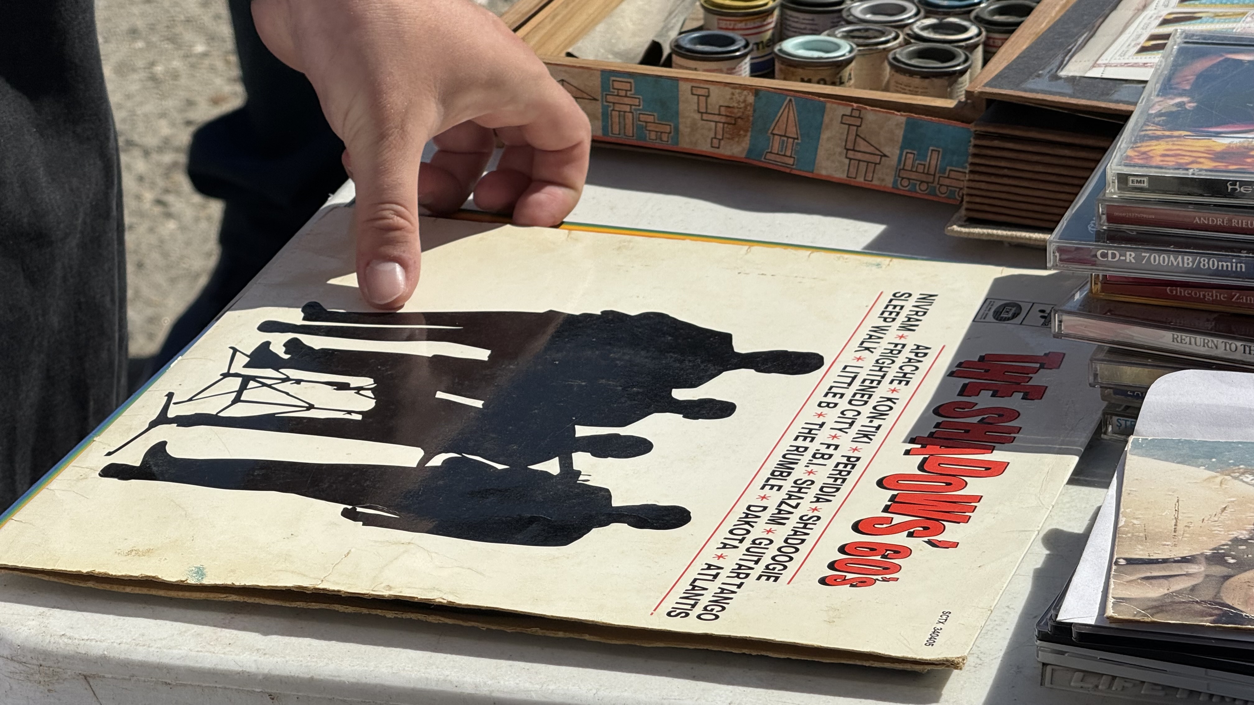 Cum ajung viniluri de zeci de ani să valoreze sute de lei în târgul de vechituri din București: „Uite, frate, ăsta e original Electrecord!”