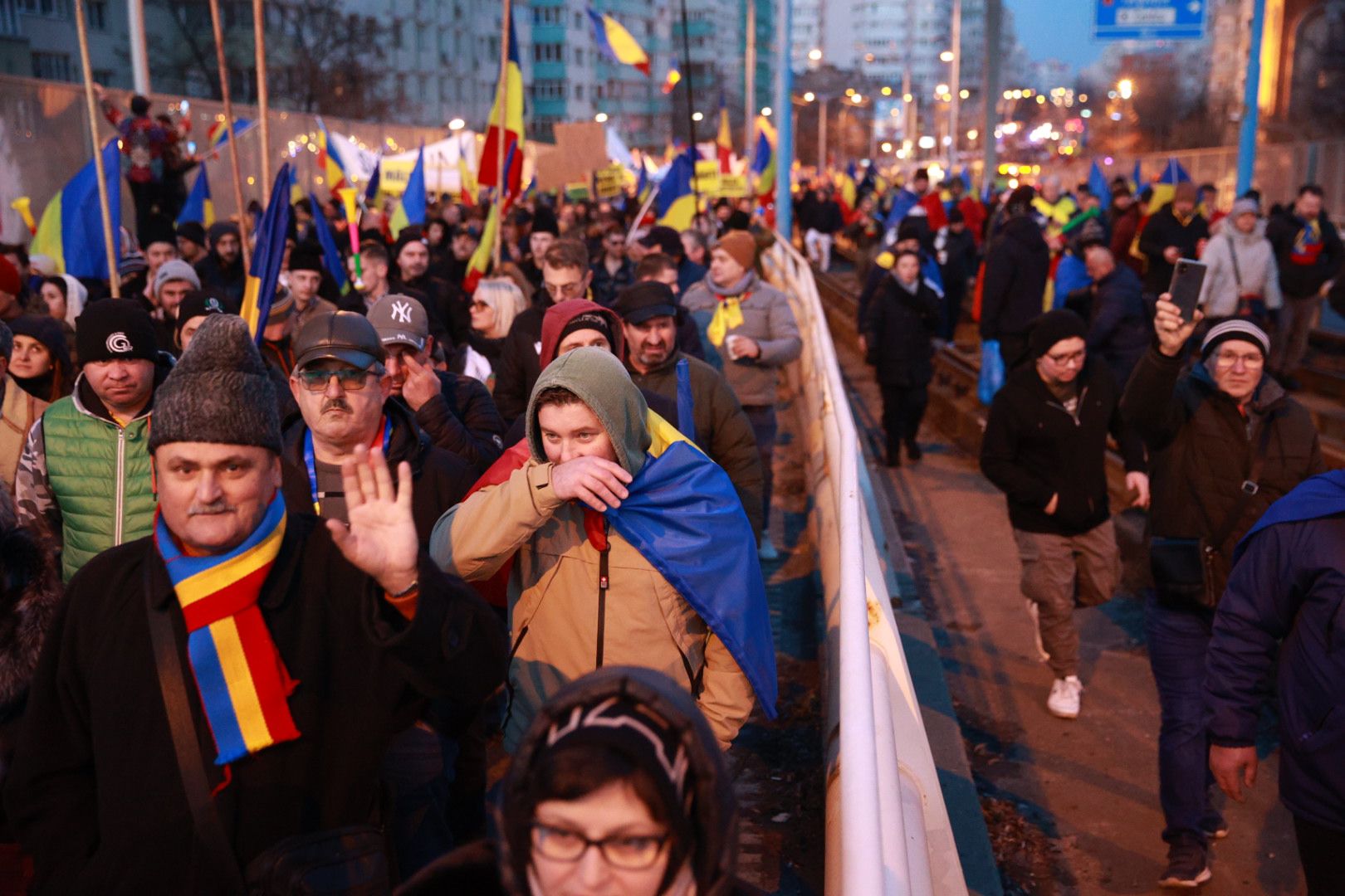 LIVE TEXT: Zeci de mii de oameni la protestul organizat de AUR în București. Mai mulți protestatari aveau asupra lor cuţite, bricege și substanţe interzise