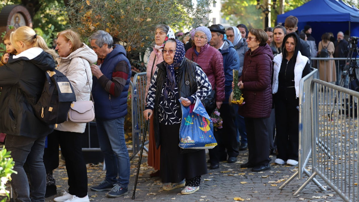 Mii de oameni stau la coadă în București pentru a se ruga la moaștele Sfântului Nectarie, protectorul bolnavilor de cancer