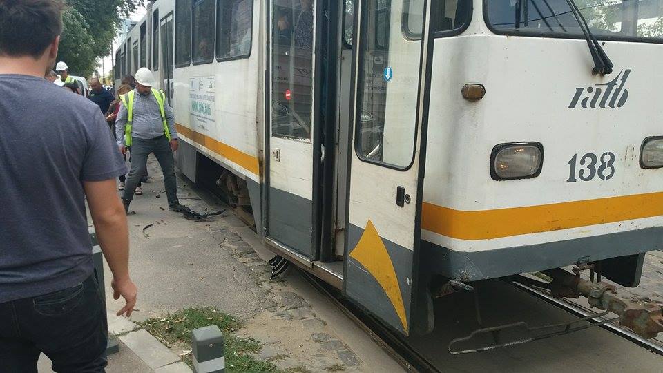 FOTO | Accident rutier între un tramvai și un autoturism, pe bulevardul Dimitrie Pompeiu din Capitală, în zona Pipera