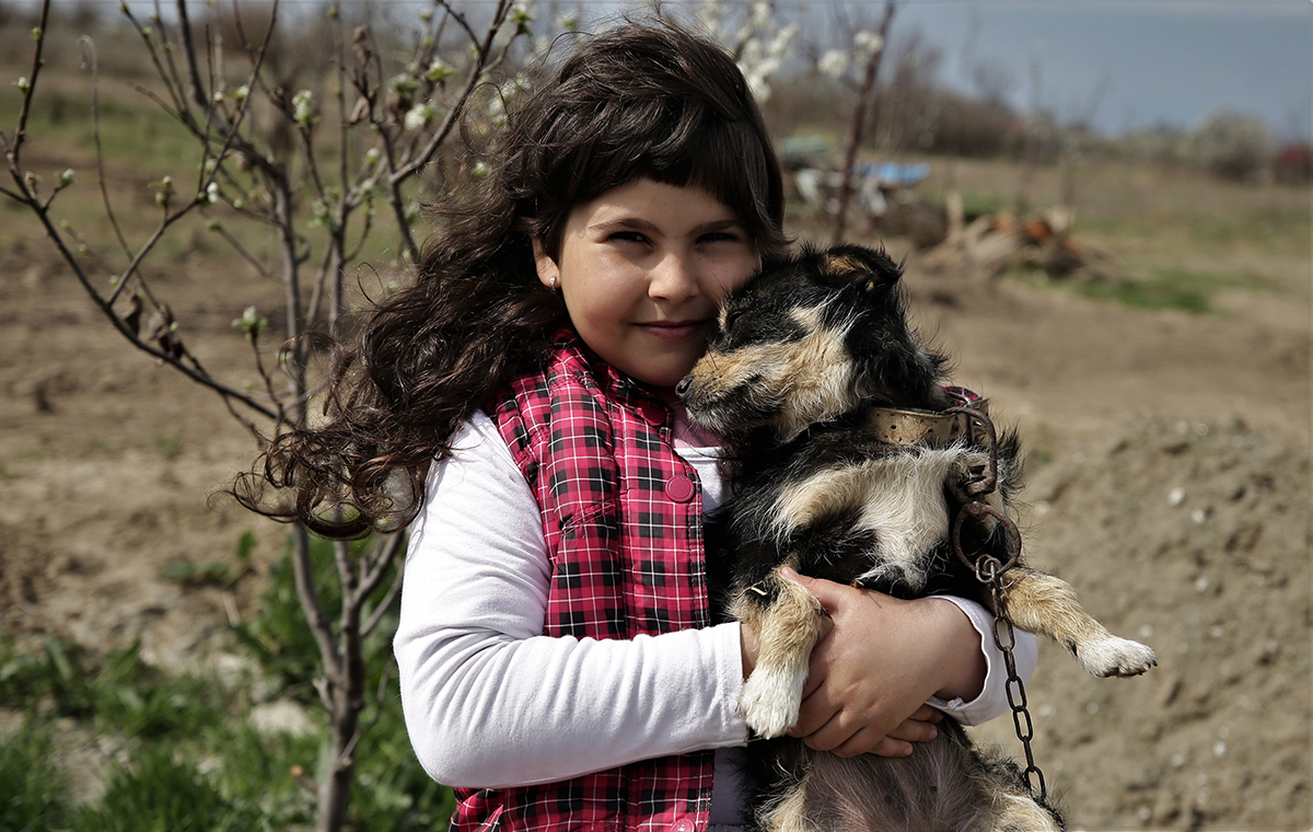 Fața discretă a Bisericii. Miracolul făcut de un preot și de oamenii dintr-un sat din Tulcea pentru o fetiță sărmană de 8 ani: „Roz a vrut, roz a ieșit!”