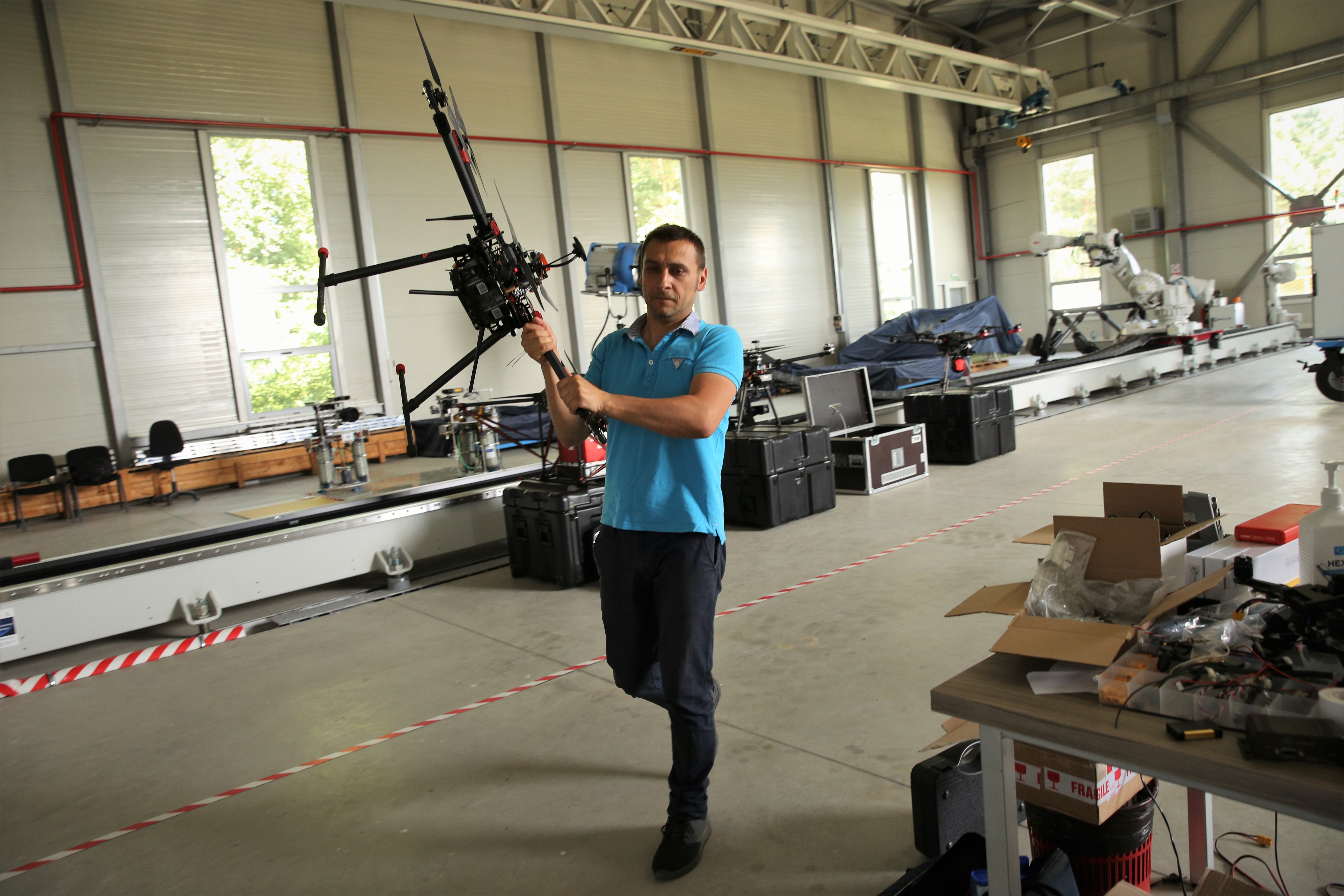 Drone românești trimise la luptă împotriva COVID-19. Misiunea lor: livrări urgente și depistarea oamenilor care nu poartă mască