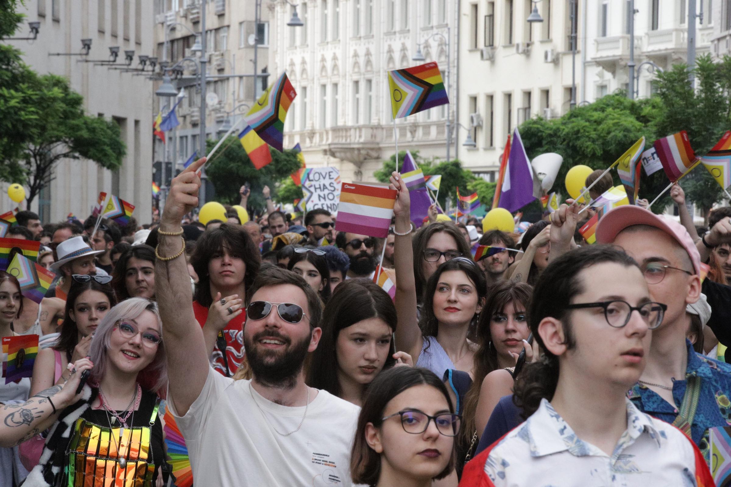 Aproape 25.000 de oameni au participat la Bucharest Pride, la câteva ore după ce 150 de persoane au luat parte la „Marșul normalității”