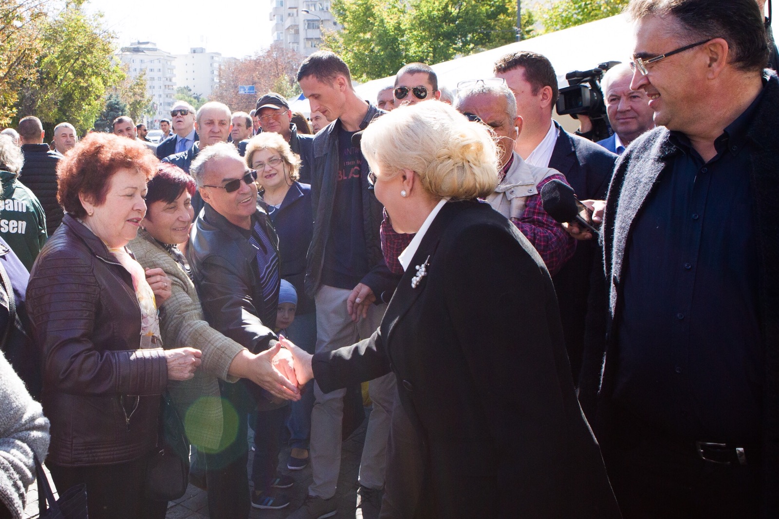 VIDEO/ FOTO. Dăncilă, apostrofată la Focşani pentru gafele pe care le face în apariţiile publice; Răspunsul premierului:  "Ştiu că acest lucru îl vânaţi"