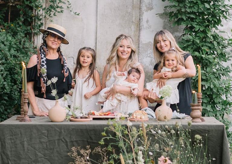 Ce a descoperit Laura Cosoi în casa mamei sale, după ce aceasta s-a stins din viață: „Am găsit printre cărți”