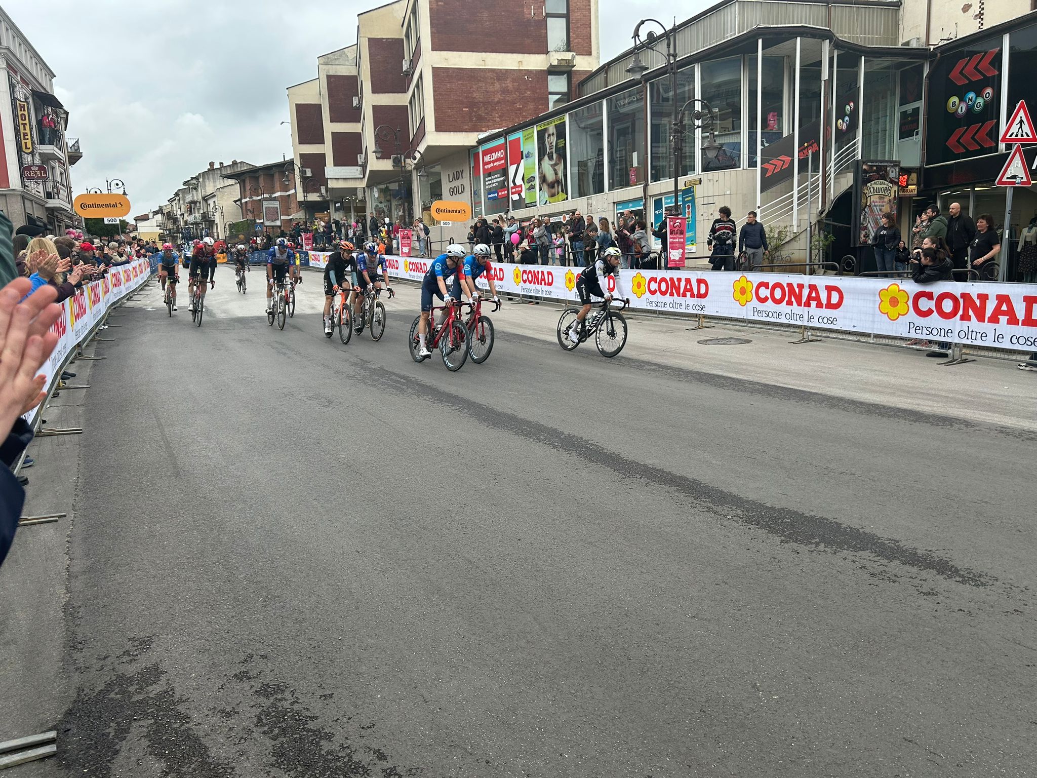 Sute de români au venit să-l vadă pe Jonas Vingegaard la Veliko Tarnovo. Cine a câștigat etapa a doua din Bulgaria, după căzătura masivă din final