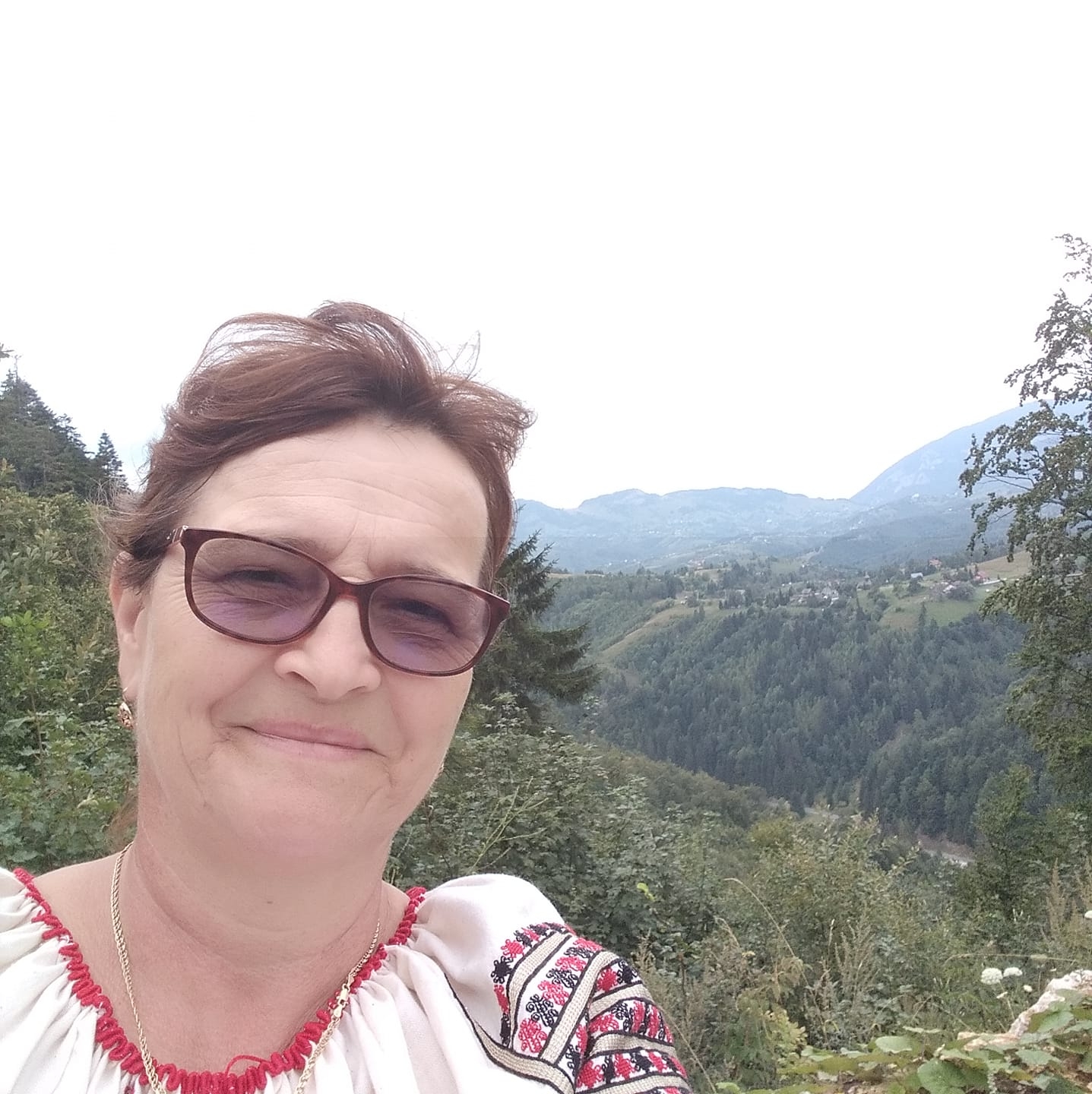 Tradiția iei românești renaște spectaculos și bănos: „Lumea a reînceput să iubească cămășile vechi”