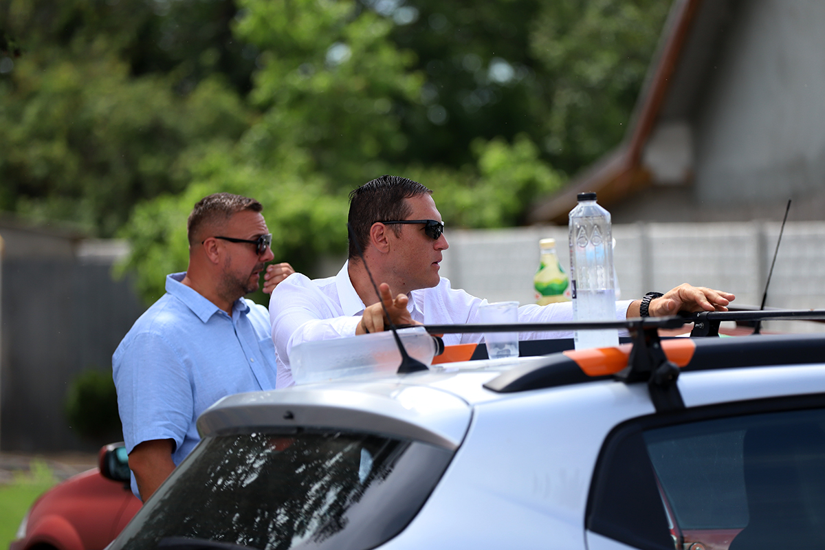 REPORTAJ Alegeri 2024 | Poliție, jandarmi și o bunică speriată de propria nepoată la Belciugatele: „M-a făcut în tot felul că am urcat în mașina primarului!”