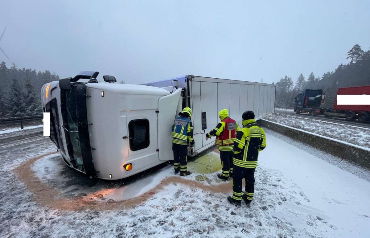 În prima zi cu zăpadă în Germania, un șofer român a răsturnat camionul pe autostradă și a blocat tot traficul