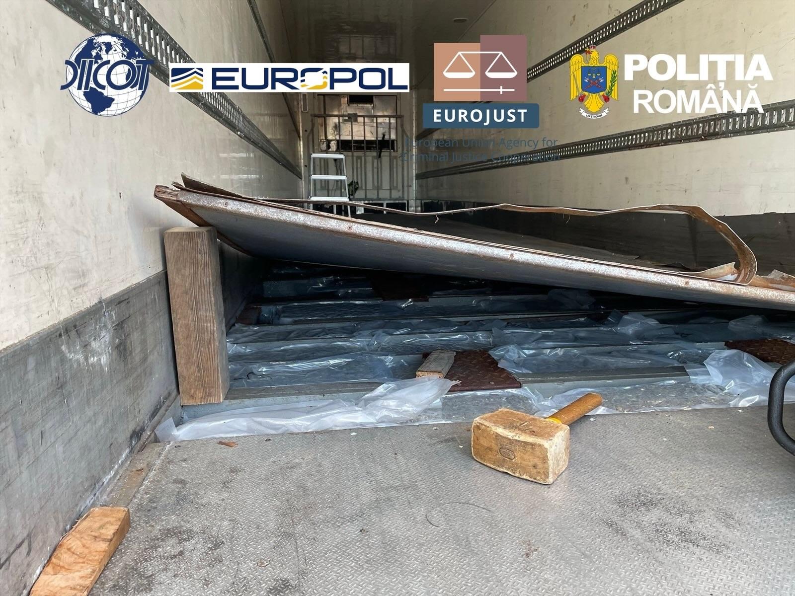 Șoferi români de TIR au transportat 1,7 tone de droguri în Europa, pentru traficanți albanezi, în compartimente secrete