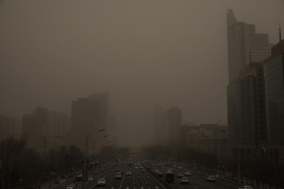 Imagini apocaliptice din Beijing, lovit de cea mai puternică furtună de nisip din ultimul deceniu. „Parcă a venit sfârșitul lumii”