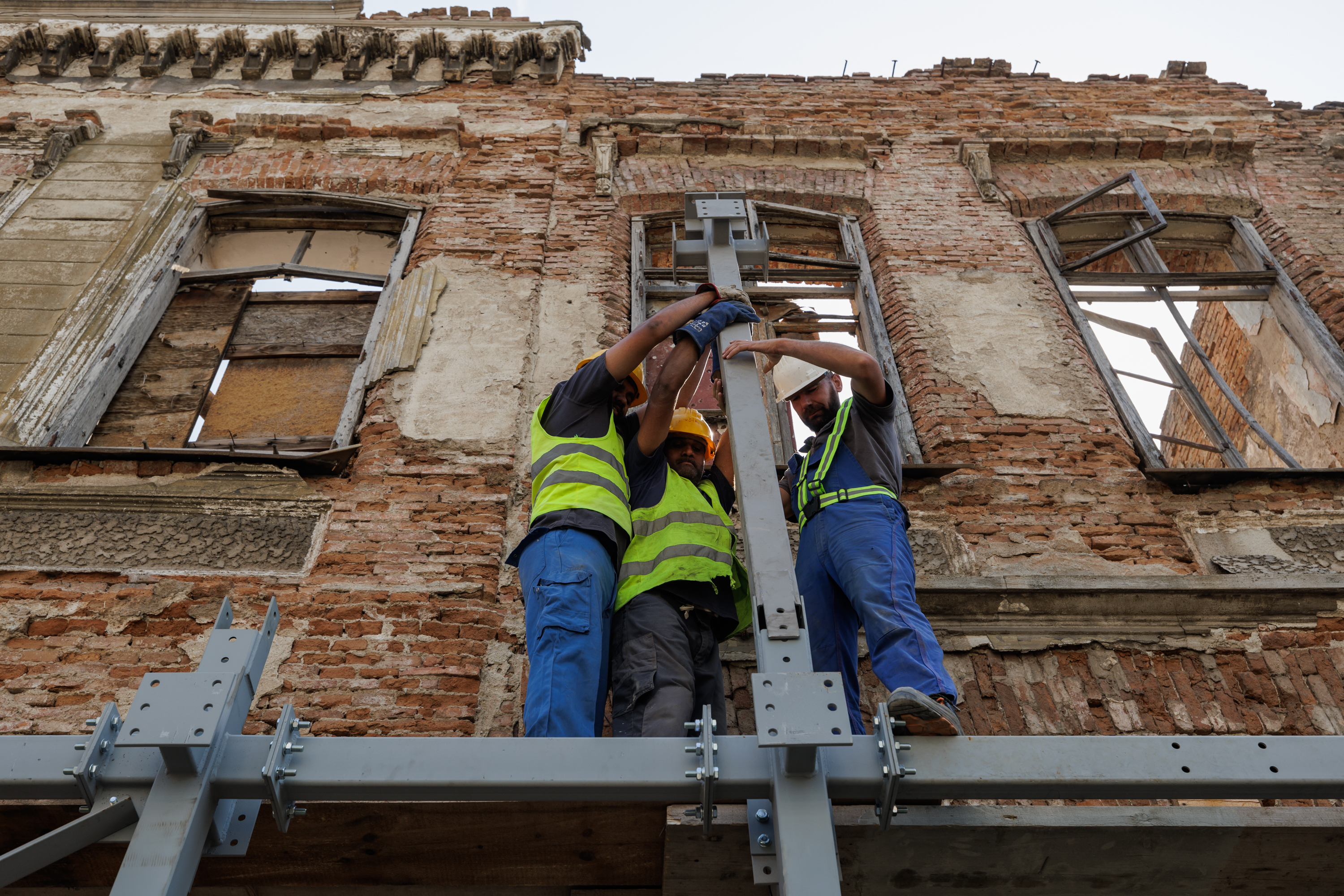 REPORTAJ. Libertatea a intrat pe șantierul de la Hanul Solacolu din București. „Era o groapă de gunoi și o bombă ecologică. Am scos două mii de tone de deșeuri”