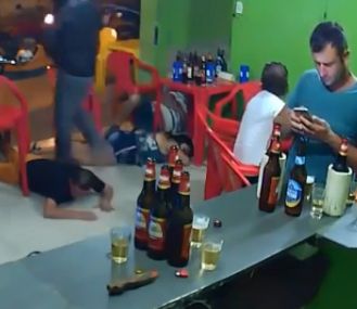 Dependent de telefonul mobil, n-a văzut jaful petrecut sub ochii lui într-un bar | FOTO