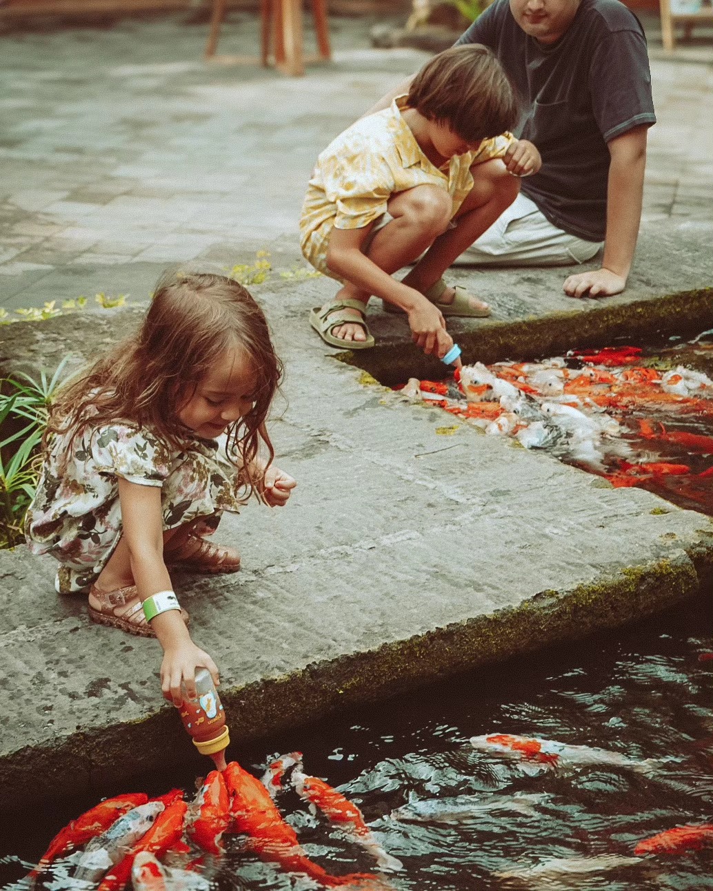 Copiii Danei Rogoz au hrănit peștii cu biberonul, în Bali: „A fost foarte drăguț”. Imagini din vacanța vedetei cu familia