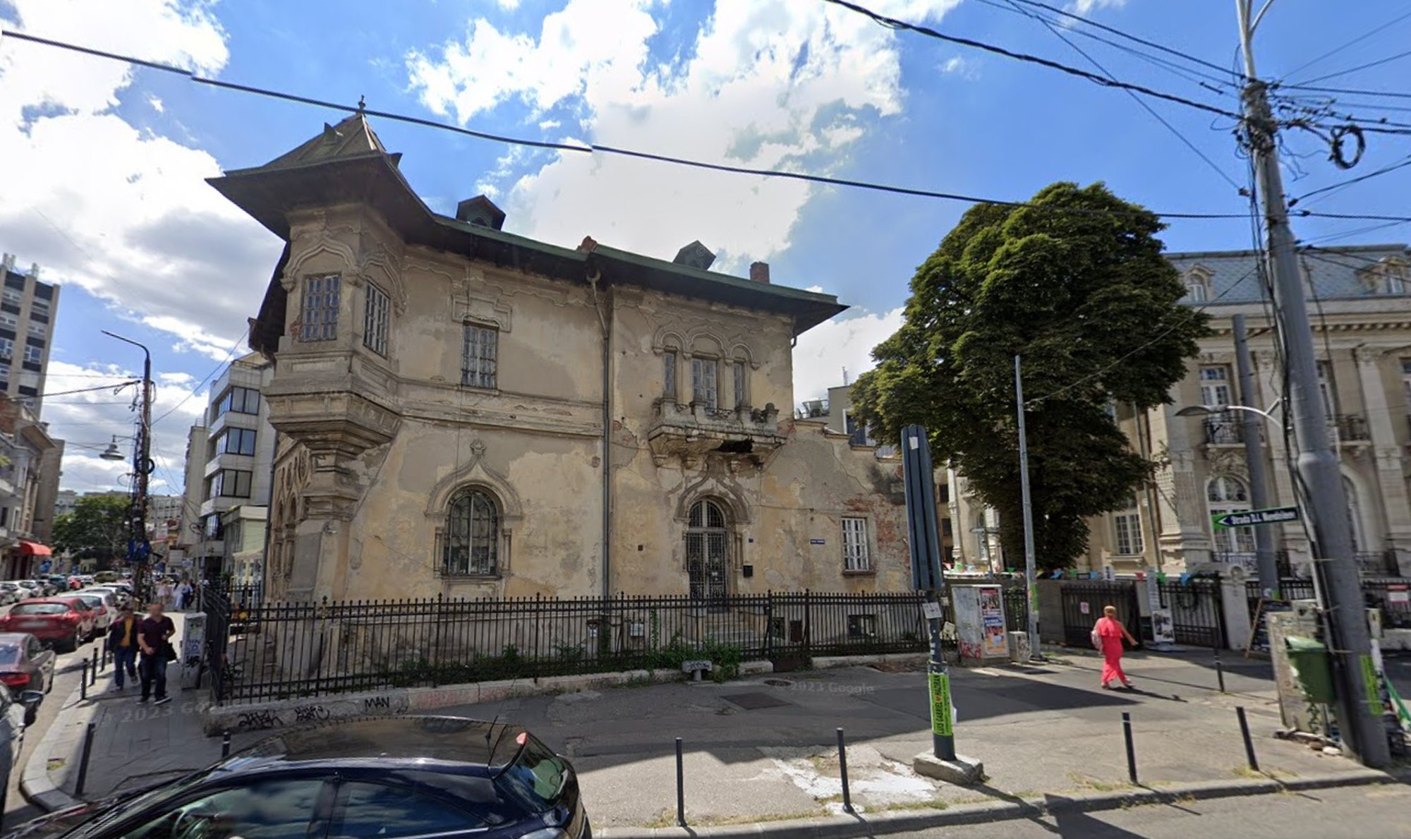 Casa Nicolae Petrașcu din Piața Romană va fi consolidată. Imobilul este părăsit și se degradează de 20 de ani. Cum arăta acum un secol