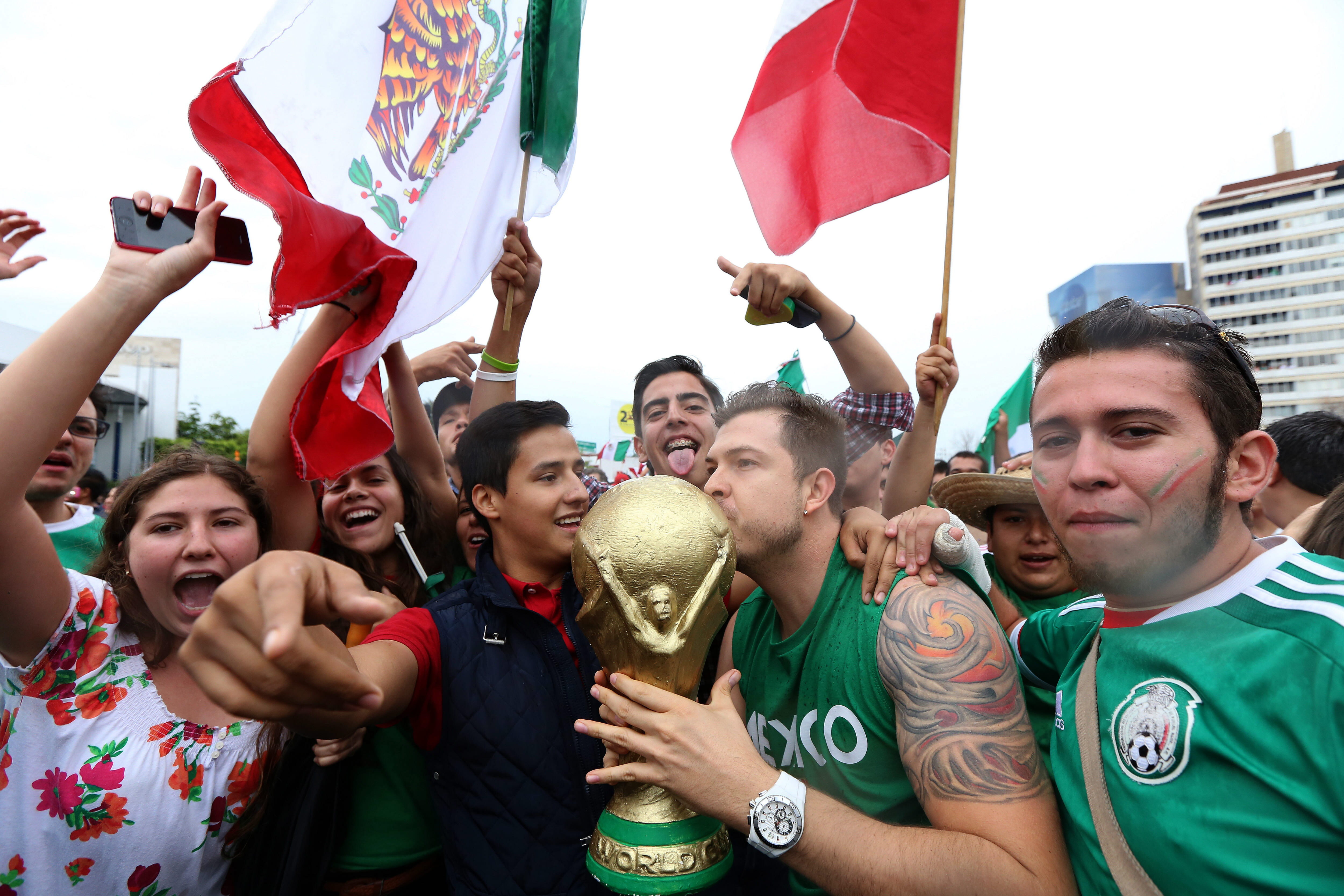 FOTO / ”E una dintre cele mai fericite zile din viaţa, dar... vor veni zile şi mai fericite” - Miguel Herrera, selecţionerul Mexicului, după calificarea în ”optimile” Mondialului, care a scos sute de mii de ”azteci” pe străzi