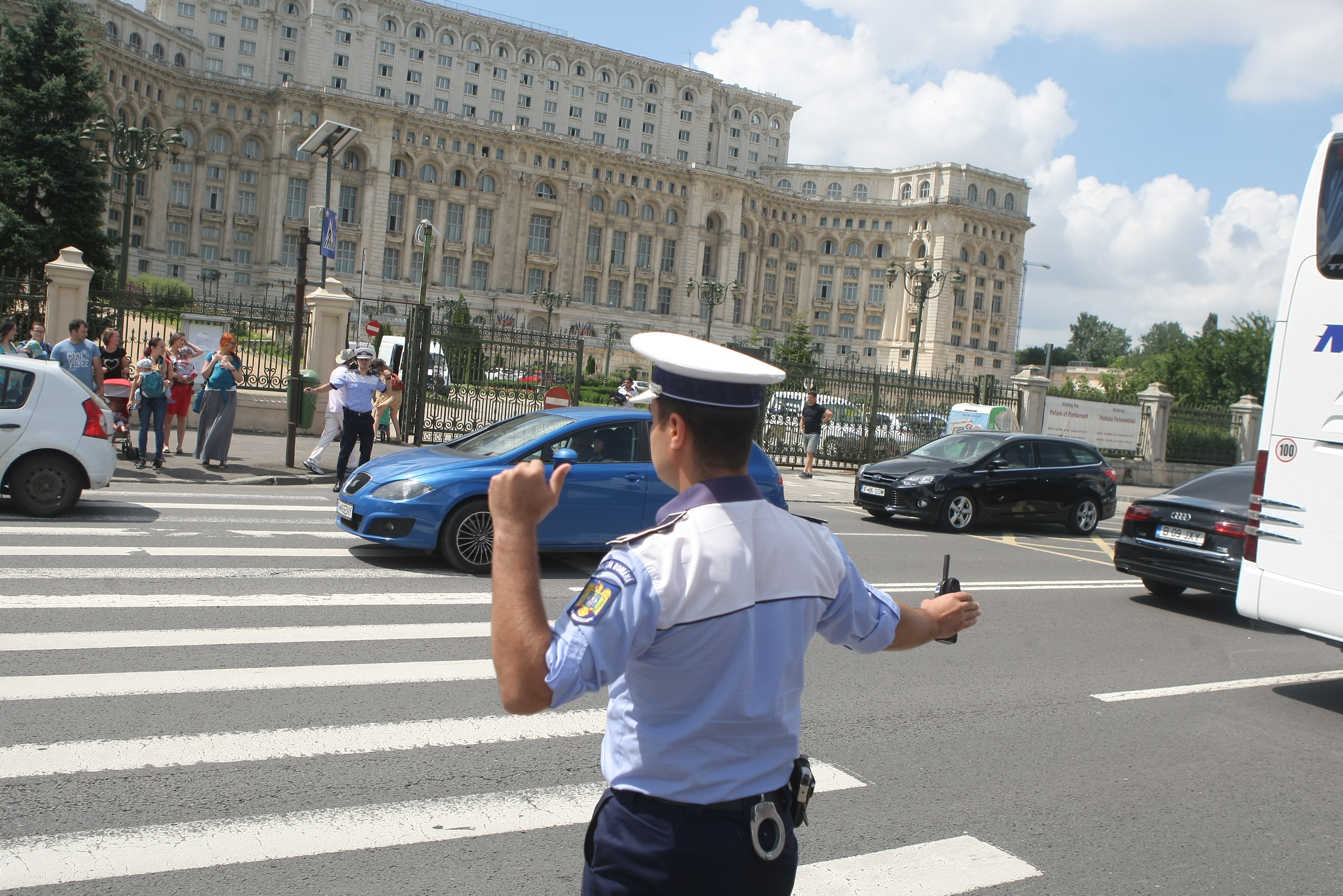 FOTO&VIDEO/ Protest al mamelor la Palatul Parlamentului. Au traversat încontinuu pe o trecere de pietoni din zona Parcului Izvor