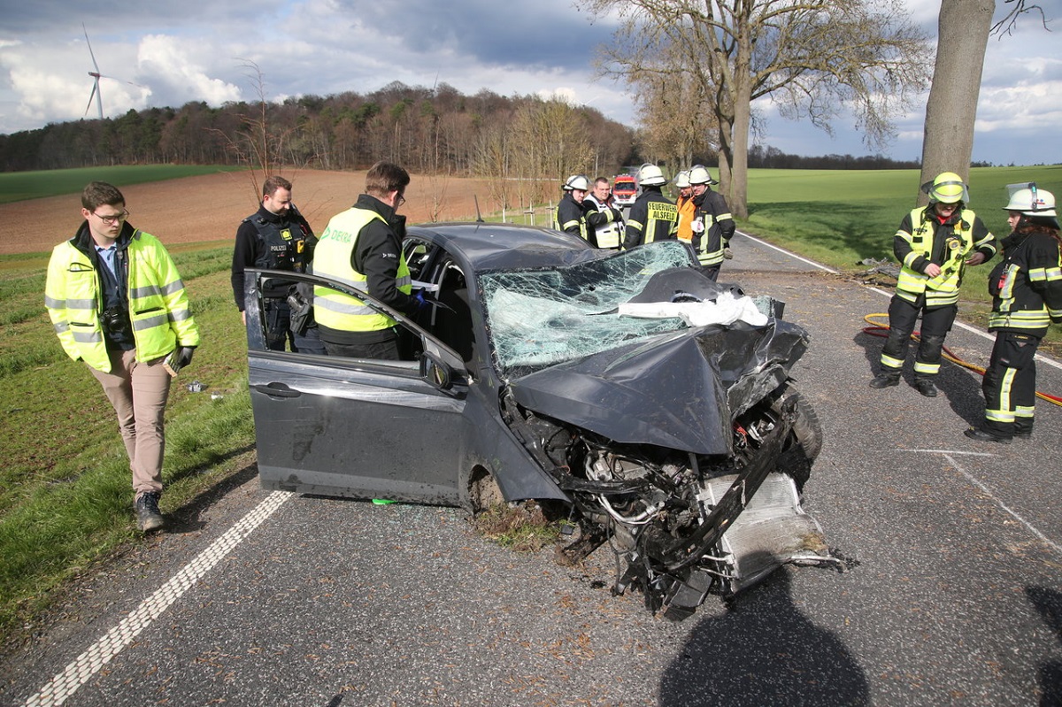 Un mort și o pungă plină cu bani într-un VW Polo care s-a izbit violent de un copac, pe o șosea în linie dreaptă din Germania