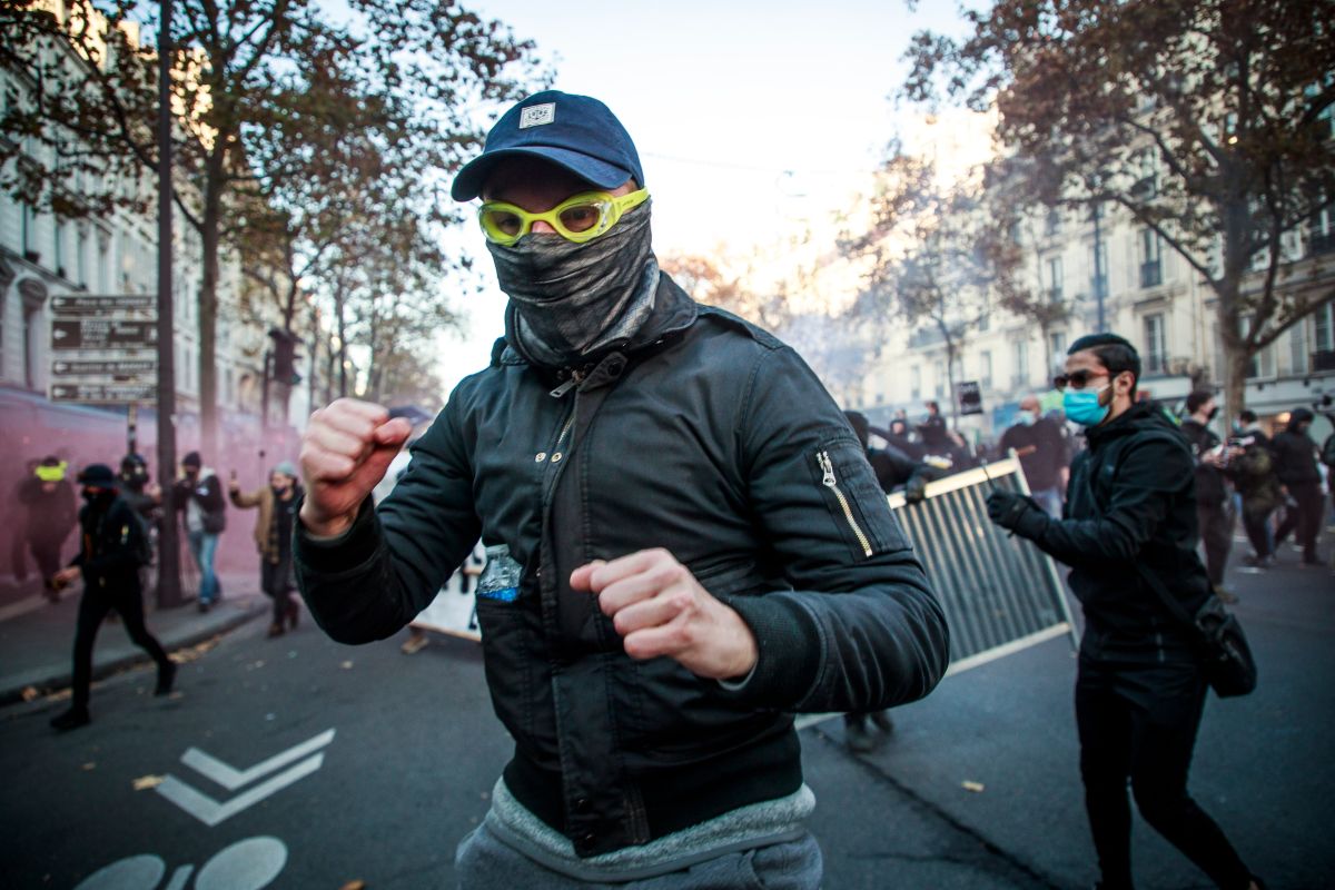 VIDEO | Ciocniri violente la Paris, între forțele de ordine și oamenii care protestează față de brutalitatea poliției