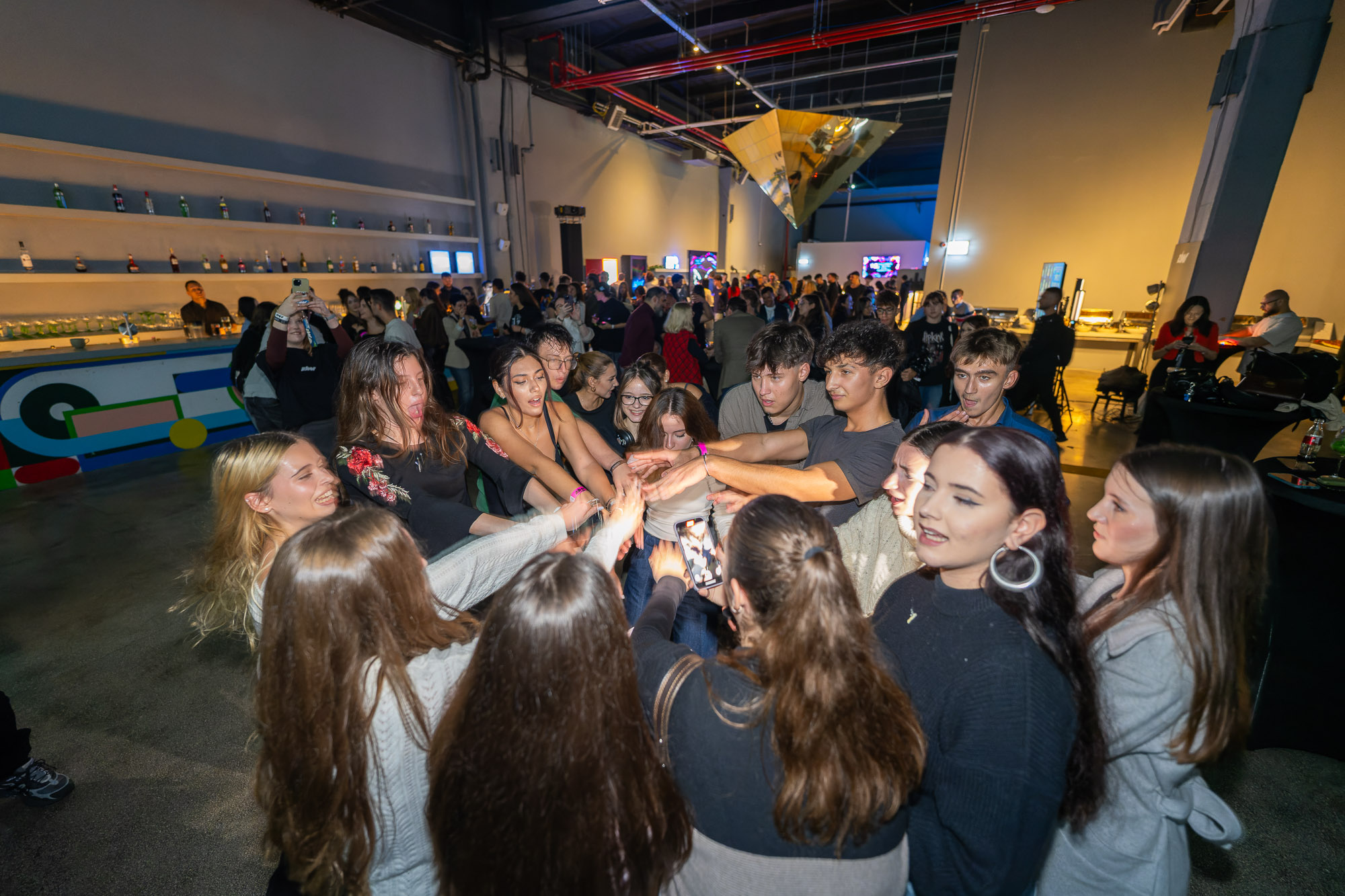 Emoțiile și frământările tinerilor din ziua de azi, într-un show imersiv ZBOR la MINA București