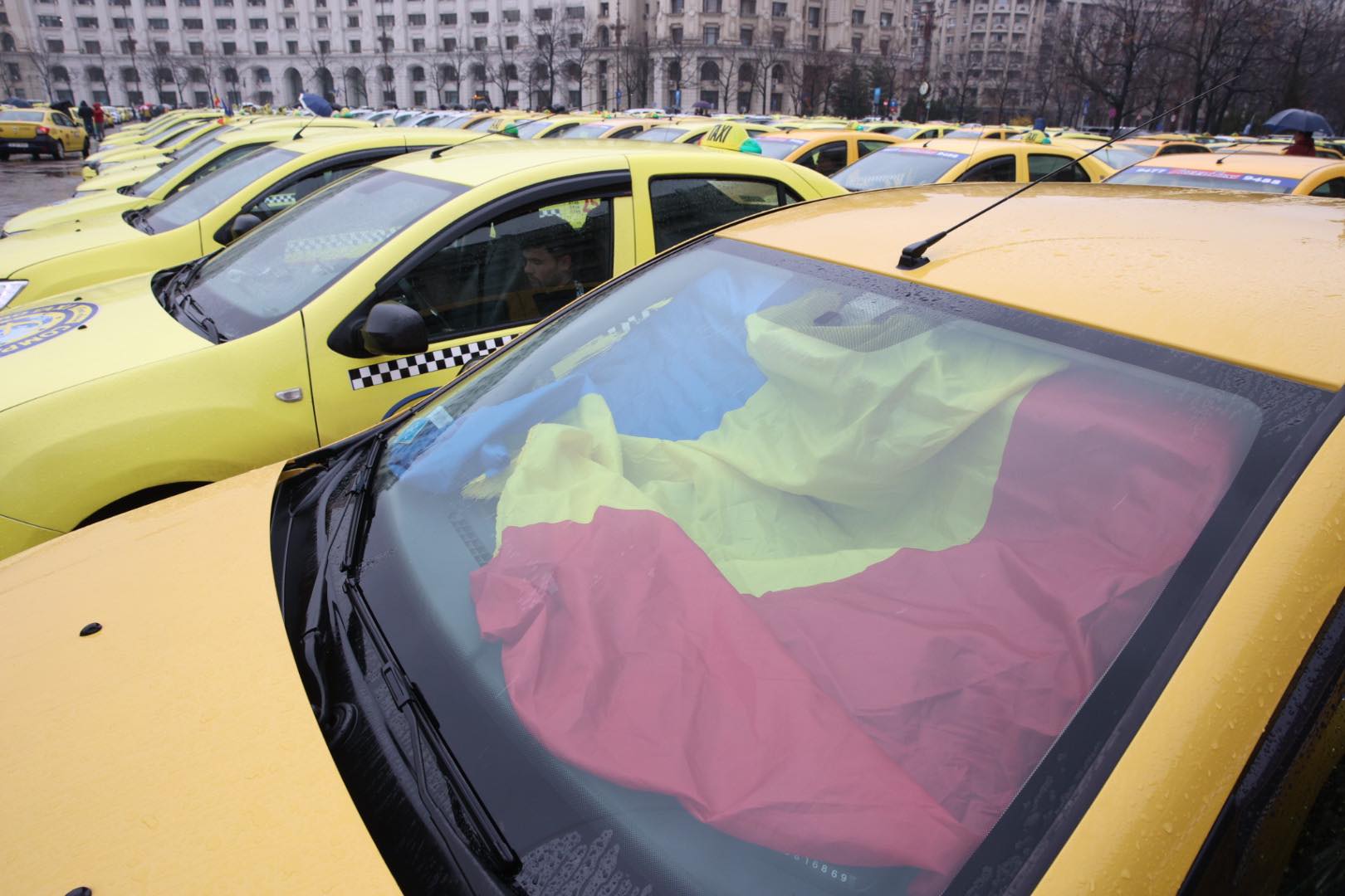 Taximetriștii continuă protestele în Piața Constituției din București. Cer în continuare fiscalizarea Uber și Bolt