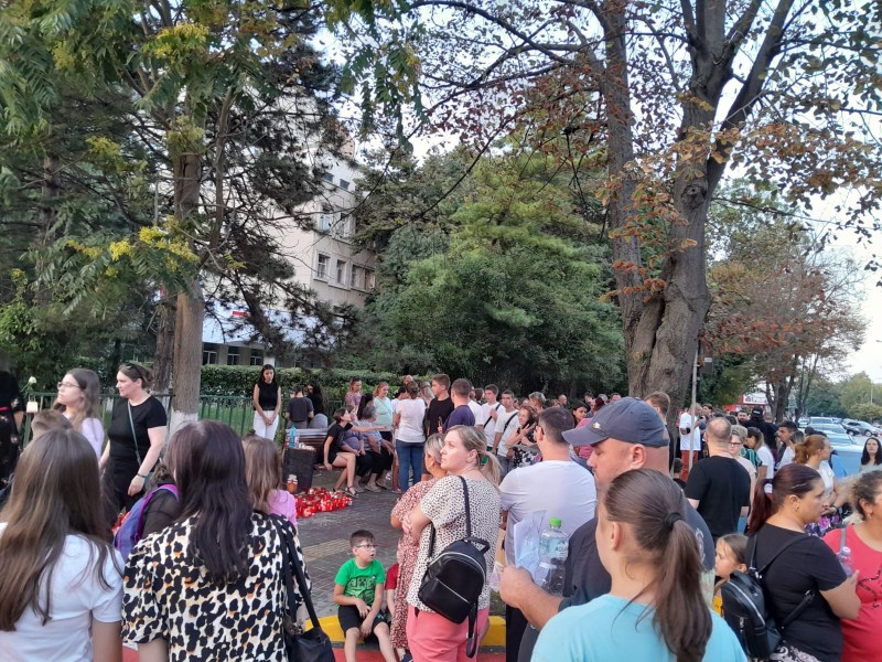 Nou protest cu sute de oameni în faţa maternităţii din Botoșani, după moartea Alexandrei. „Cei vinovați să nu mai profeseze”