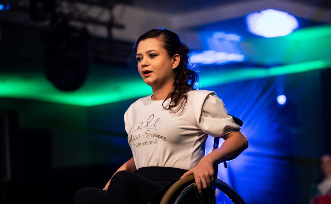 O tânără din Szeged a câștigat Miss Spinner International: „Nu suntem doar oameni țintuiți în scaune rulante, ci și femei frumoase”