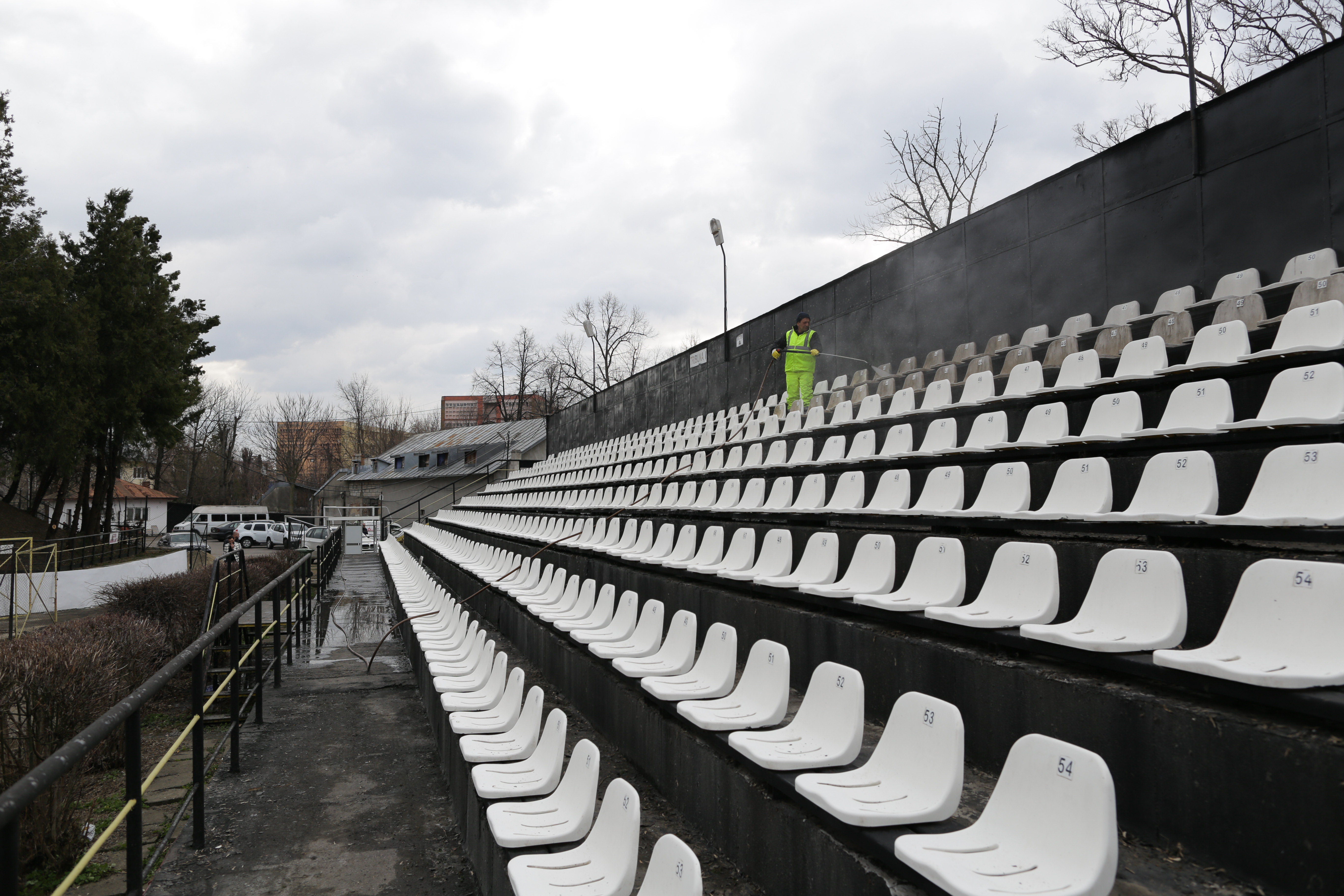FOTO | Cum arată stadionul din Regie, acolo unde Rapidul va juca returul din Liga 3. Tricouri ”istorice” pentru noile achiziții
