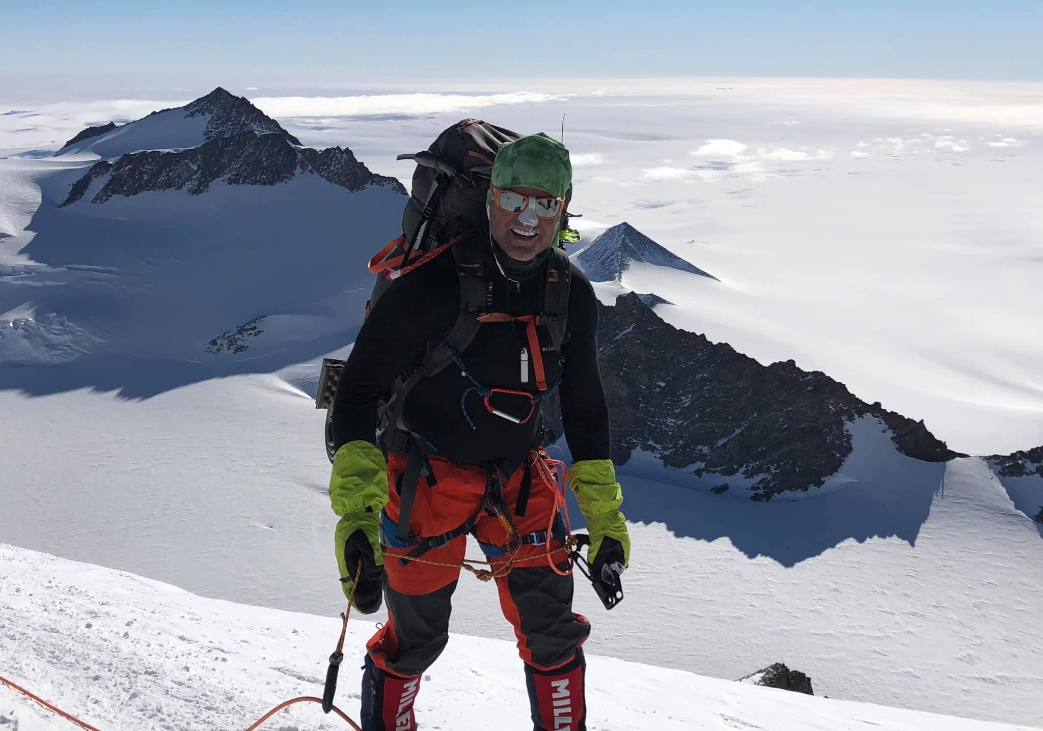 Un alpinist amator din Statele Unite a murit pe creasta Everestului în timp ce făcea poze de pe cel mai înalt vârf din lume