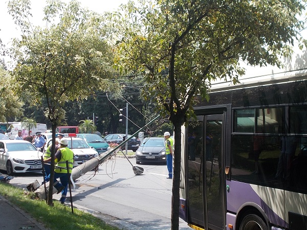 Accident la Timișoara | Un troleibuz a doborât un stâlp de iluminat FOTO