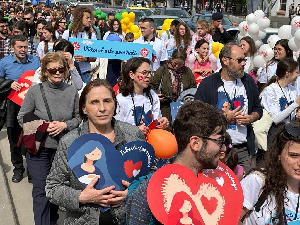 Sute de persoane care se opun avortului au ieșit în stradă, în mai multe orașe din țară. „Cândva, va deveni de negândit”