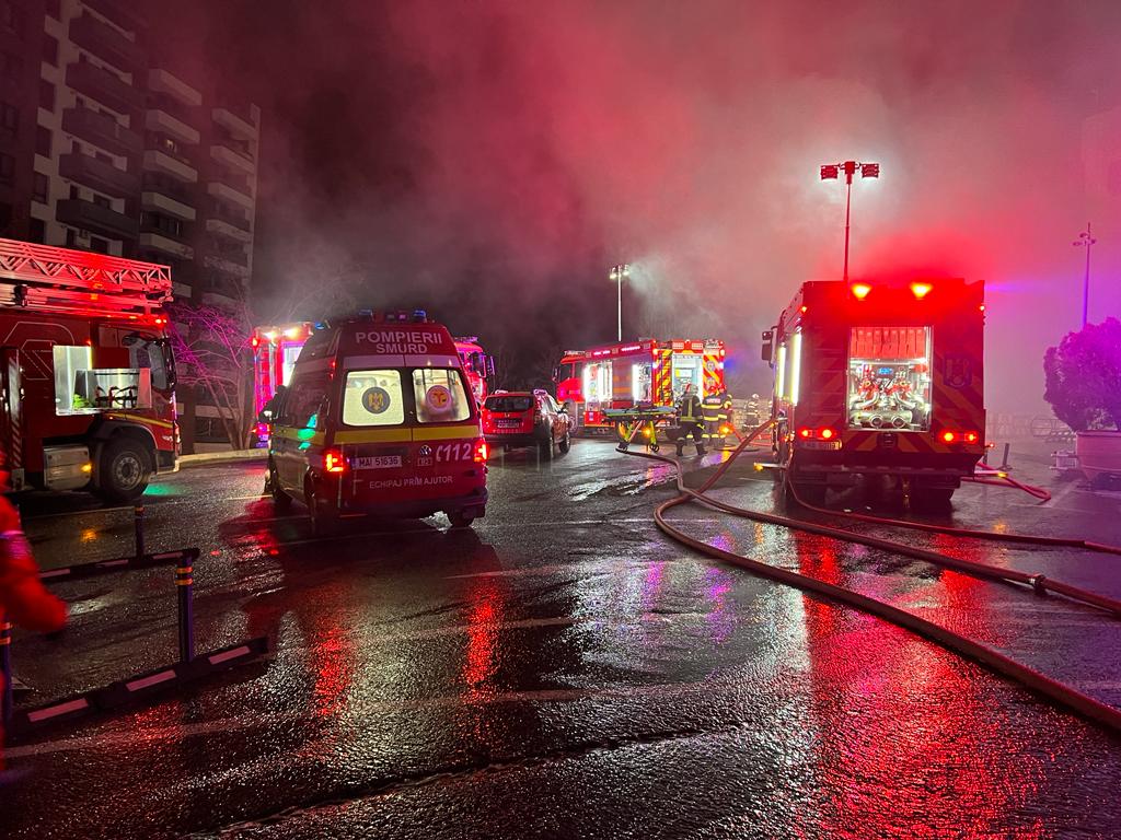 Incendiu puternic în curtea unui mall din Cluj. Clienții unui supermarket au fost evacuați | VIDEO