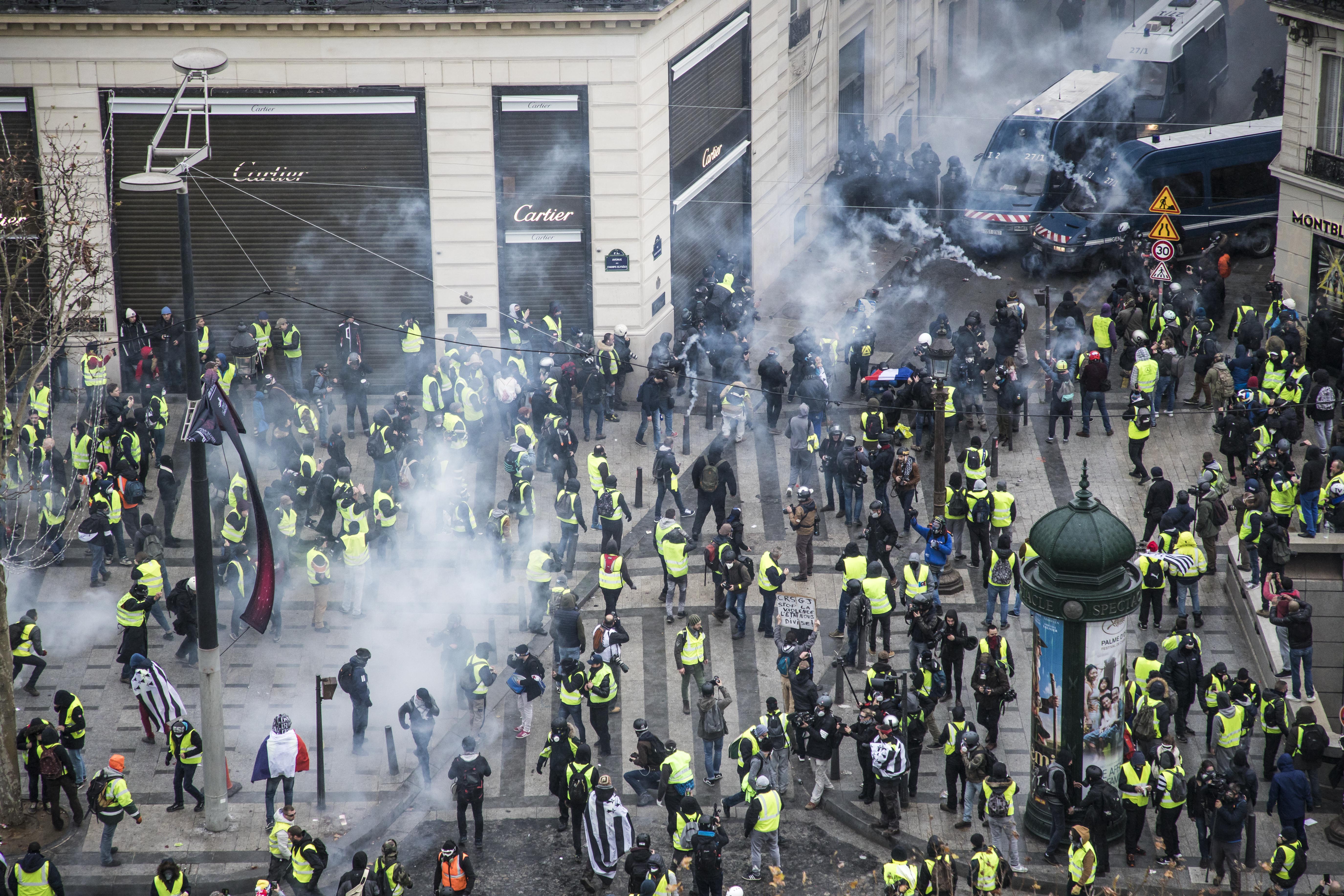 Mărturiile unor români stabiliți în Franța despre protestele din Paris. "Este o situație critică"