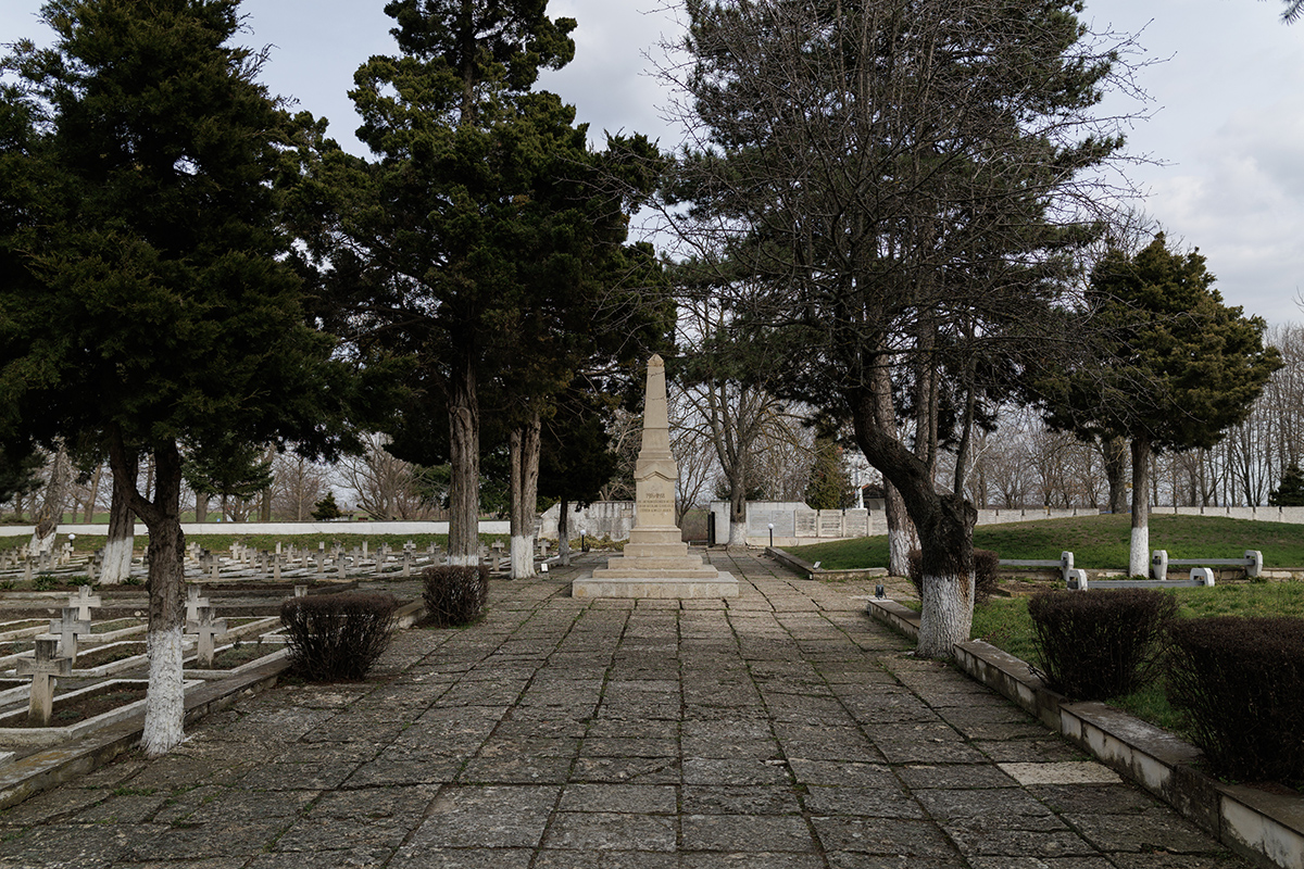 Ce rămâne după războaie: nimeni nu-i mai strigă pe nume pe miile de români din gropile comune de la Turtucaia FOTOREPORTAJ