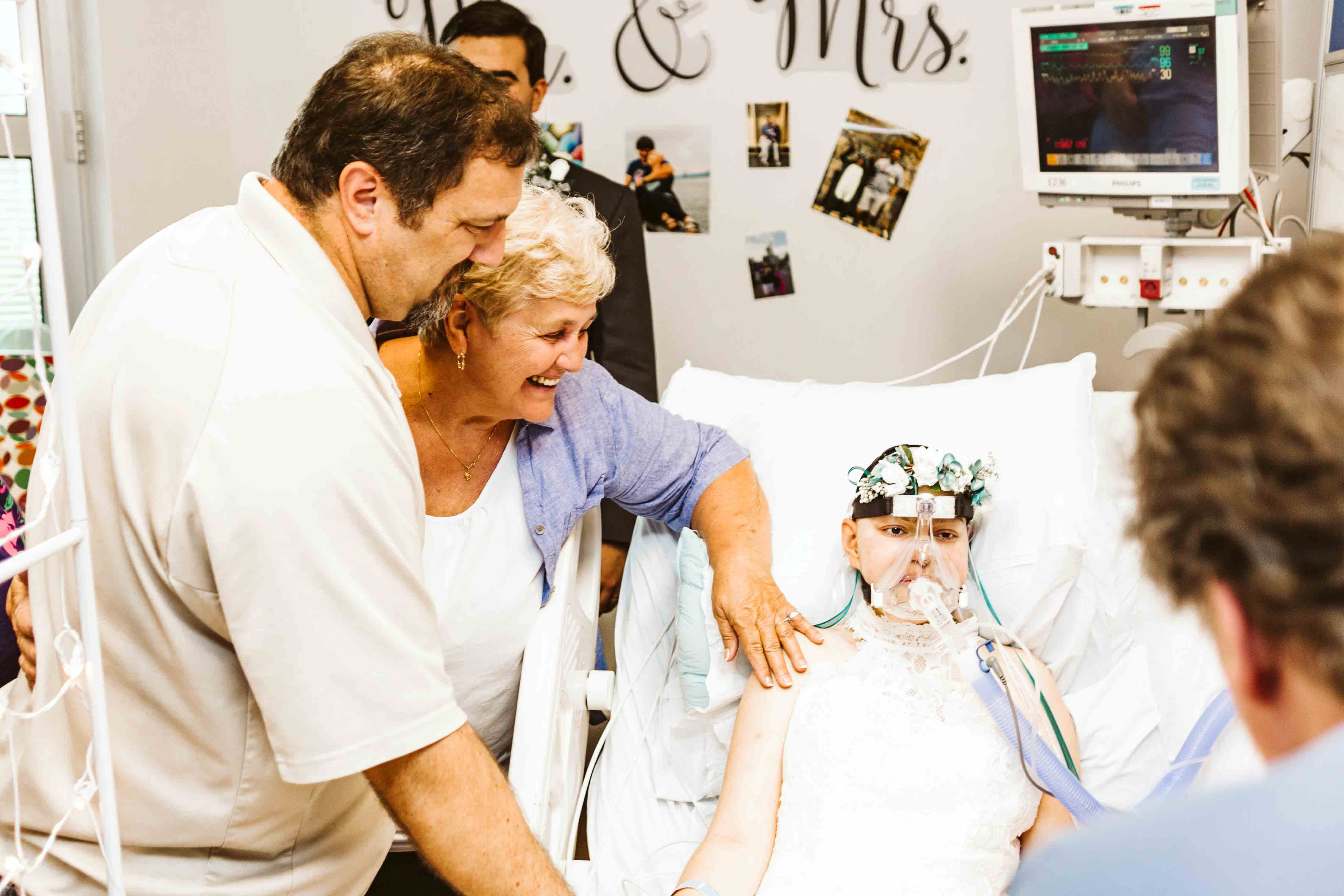 FOTO | O tânăra bolnavă de cancer a avut parte de nunta visurile ei cu trei zile înainte să moară